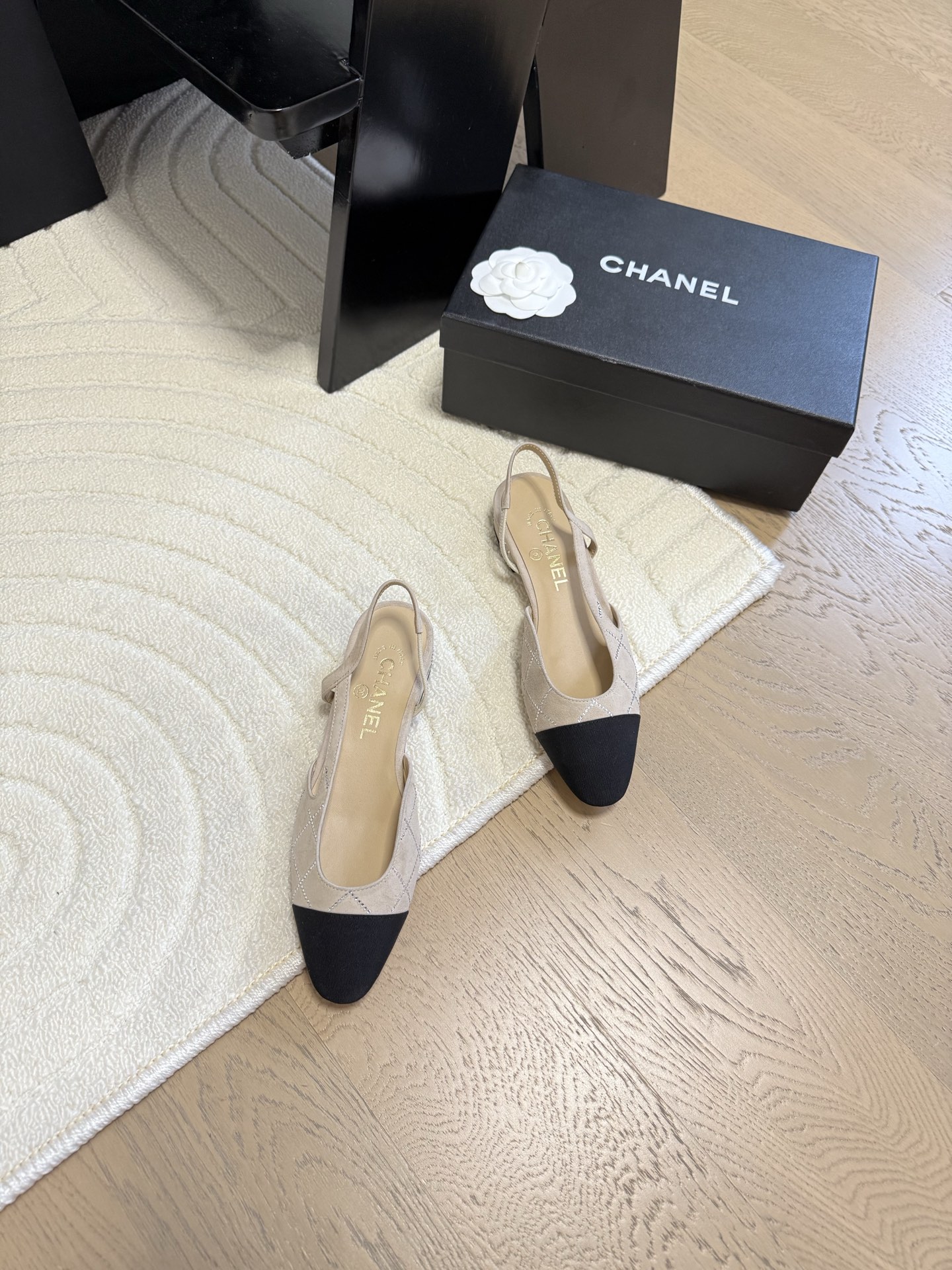 NO:166194,Chanel classic slingback empty sandals. I have been making this model a few years ago. This year we still repurchase the version and copy it again. I found that the upper lines and body comfort of the new version have been finely adjusted!  This brand will not say, because the overall appearance is not very different and does not affect the wear. Now all colors are produced according to the latest version!  What you buy is the latest classic model in the counter, imported mixed-bred sheepskin material, imported mixed-bred sheepskin, and imported cowhide soles from Italy!  High heel 6.5cm Size:35-39 Other sizes customized, sandals, chanel, sandals, cowhide, sheepskin19860909Chanel 经典slingback后空凉鞋 前几年一直在做这个款 今年我们还是重新购版,再次精细copy. 发现新版面的鞋面线条和形体舒适度都做了微调！ 这个品牌方不会说的,因为总体外观区别不大,也不影响穿着.现在出品所有颜色都按照最新版型生产！您买到的就是专柜最新的经典款 进口混种羊皮面材质,进口混种羊皮 意大利进口牛皮鞋底！高跟6.5cm Size:35-39 其他码数定做,凉鞋,chanel,sandals,cowhide,sheepskin,Women's Shoes