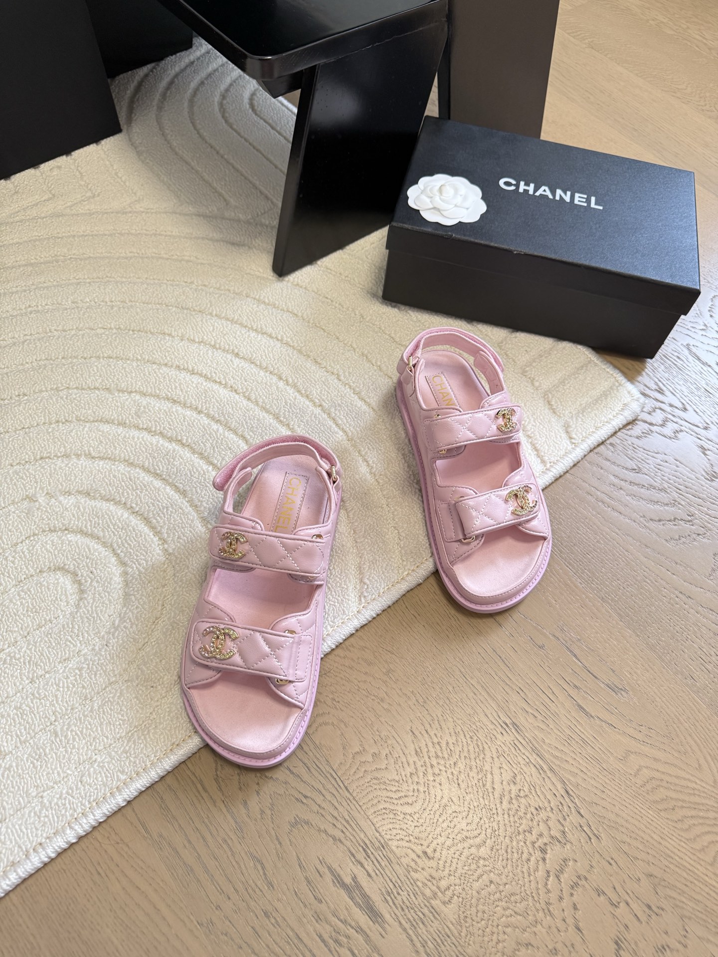 NO:230904,Real Leather Sole 30 Chanel 25 New Velcro Sandals Layout!  Top version of the product!  All colors are available in my home!  Imported upper fabric, sheepskin inside the footrest, original hardware buckle. All equipped with top-grade packaging for special counters!  Size:35-39 Other sizes custom made, sandals, chanel, sandals, sheepskin19860909真皮底30 Chanel 25新魔术贴凉鞋版面！ 顶级对版货！ 所有的颜色我家都有！ 鞋面进口面料,垫脚内里羊皮,原版五金扣. 均配专柜顶级包装！ Size:35-39 其它码数定做,凉鞋,chanel,sandals,sheepskin,Women's Shoes