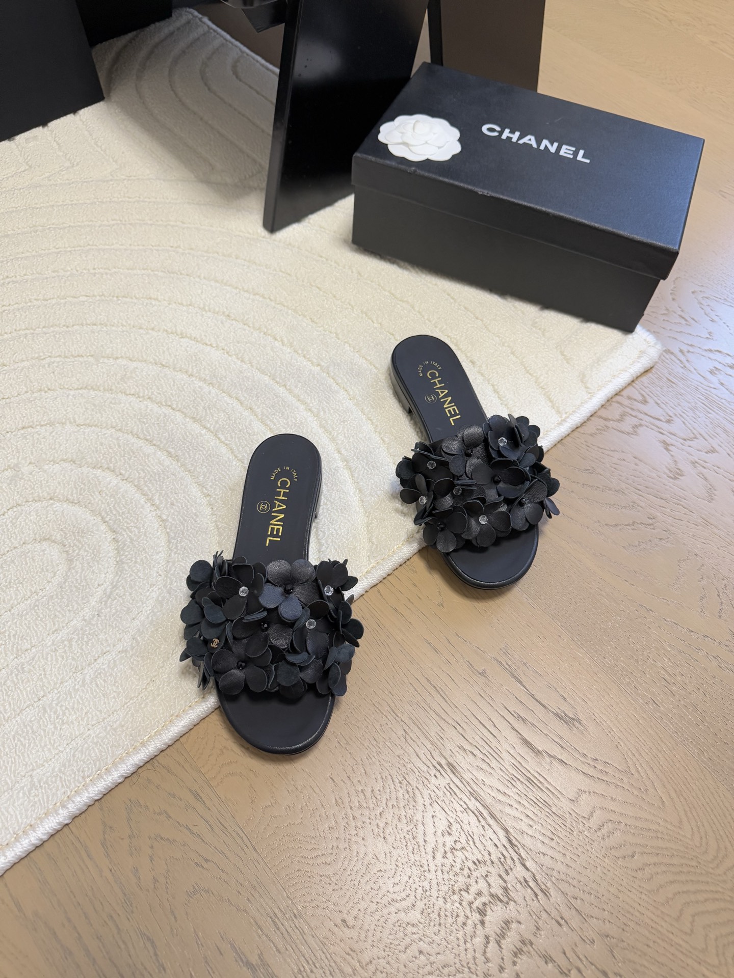 NO:230888,Chanel 25P new camellia slippers. Each exquisite flower has a small crystal flower core embellishment. I would like to call it the hydrangeas. The difference between this season's Mary Jane shoes is very unique and fairy. The half-hollowed lace-up design is small and playful and invincible. The white lace-up is very beautiful and girlish. The upper inside the upper and the leather outsole. Size: 35-39 40 Custom made non-return and exchange, slippers, chanel, mary jane, slippers, sheepskin, Leather soles19860909Chanel 25P新款山茶花拖鞋 精致的花朵每一朵都有小水晶花芯儿点缀我愿叫它星星点点的绣球花很别致又很仙女 这一季的玛丽珍鞋子区别与以前半镂空的系带设计小俏皮又无敌舒适 白色系奶乎乎穿起来很乖的少女感 鞋面内里羊皮 真皮大底 Size:35-39 40定做不退换,拖鞋,chanel,mary jane,slippers,sheepskin,Leather soles,Women's Shoes