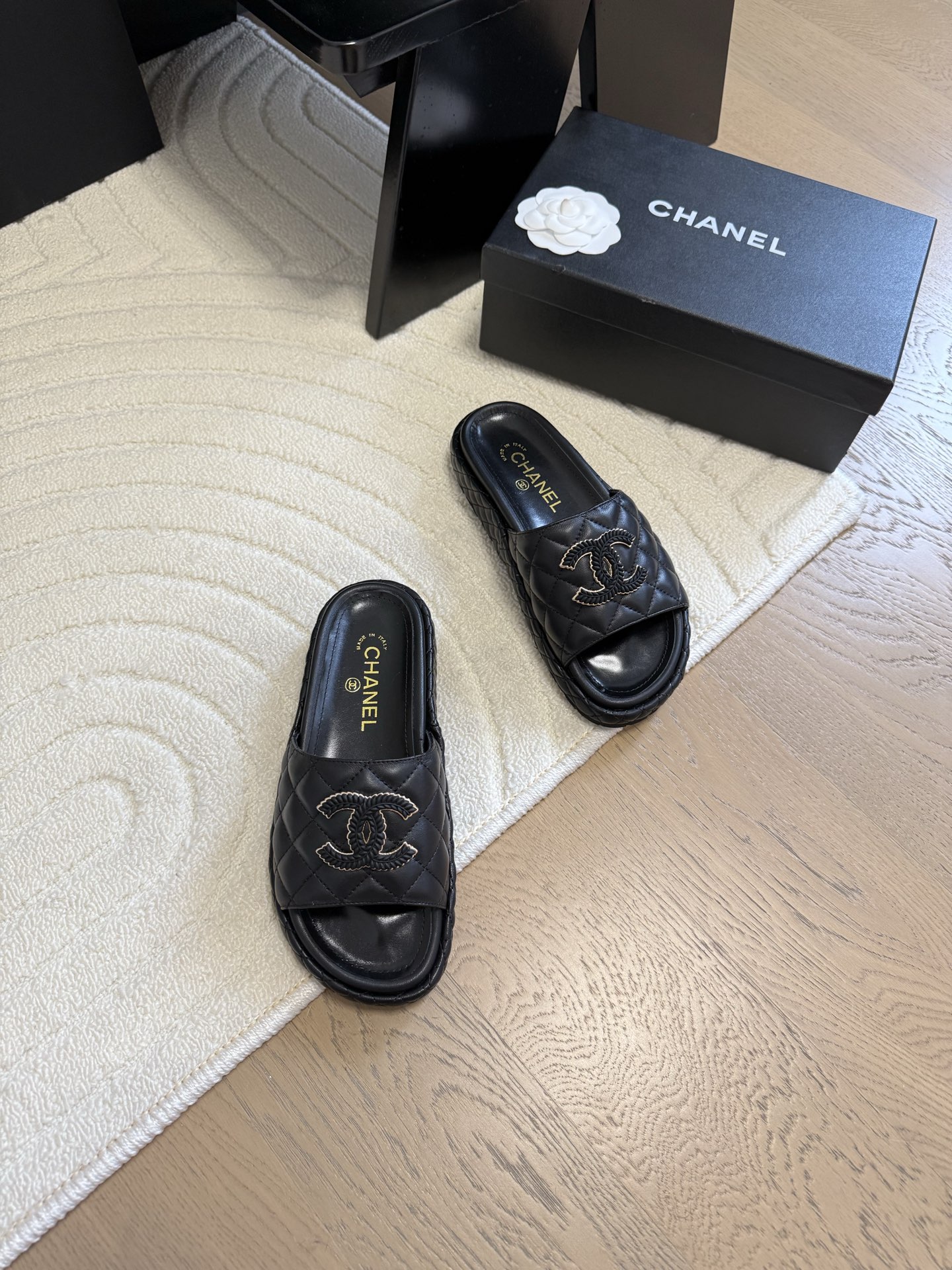 NO:230883,Chanel 25P new diamond double C slippers, leather upper, inner sheepskin, original outsole Size:35-39 Other sizes customized, slippers, chanel, slippers, sheepskin19860909Chanel 25P新款菱格双C拖鞋 皮鞋面 内里羊皮 原版大底 Size:35-39 其他码数定做,拖鞋,chanel,slippers,sheepskin,Women's Shoes