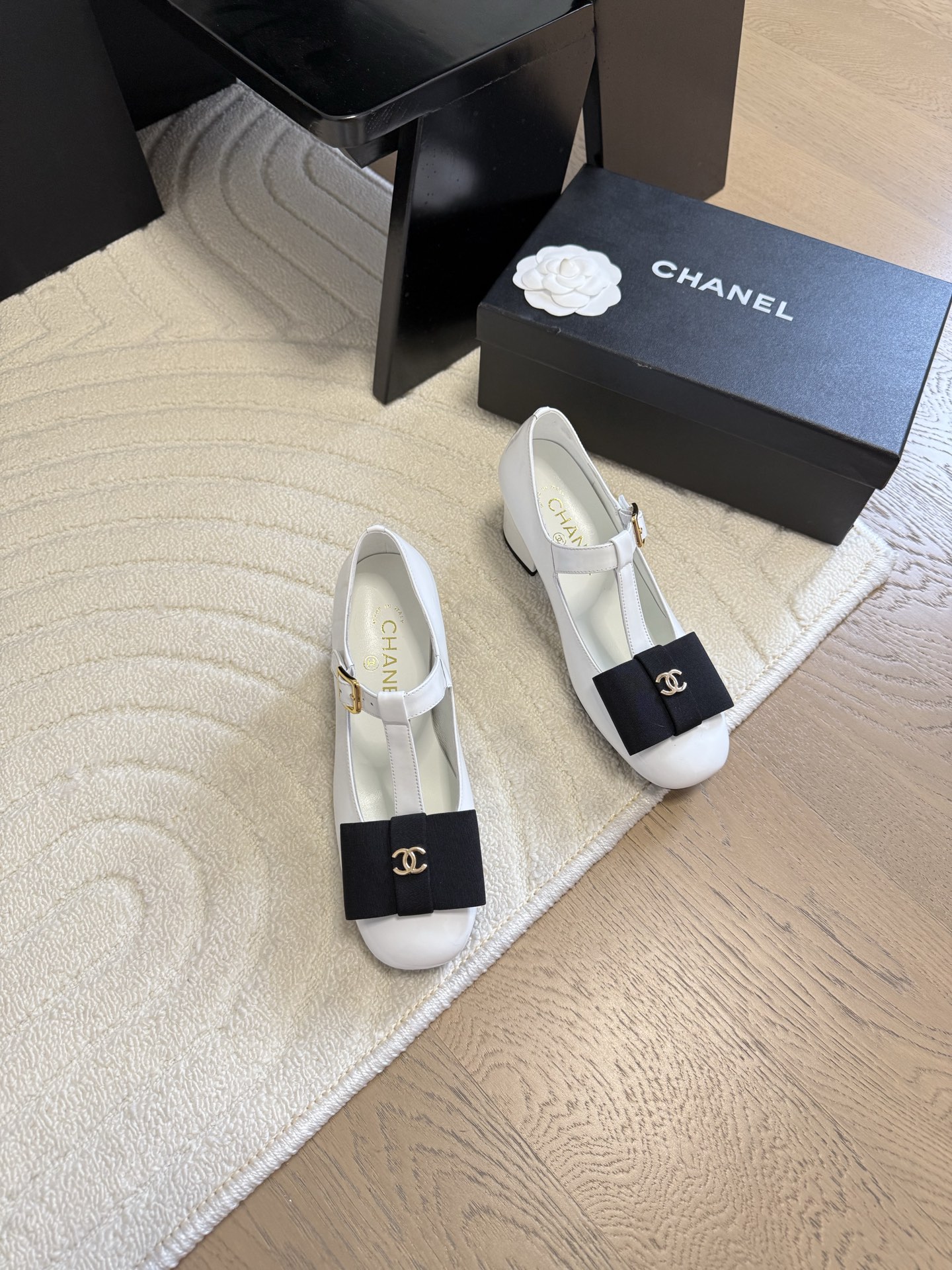 NO:230917,Chanel 25C catwalk Mary Jane single shoes are simple yet sweet and playful!  Three-dimensional electric embroidery logo, solid color fabric is refreshing and easy to match, and it is more heeled with buttons. Inner sheepskin leather outsole Size: 35-40, single shoes Mary Jane, chanel, mary jane, sheepskin, Leather soles19860909Chanel 25C走秀款玛丽珍单鞋 简约又不失甜美俏皮！ 立体电绣logo,纯色面料清爽易搭,搭配扣子更加跟脚.内里羊皮 真皮大底 Size:35-40,单鞋玛丽珍,chanel,mary jane,sheepskin,Leather soles,Women's Shoes