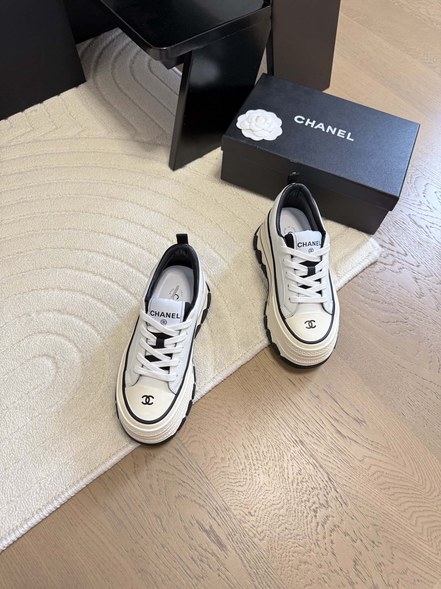 Los zapatos blancos casuales de suela gruesa de principios de primavera Chanel 25C están llenos de sensación vintage, o…