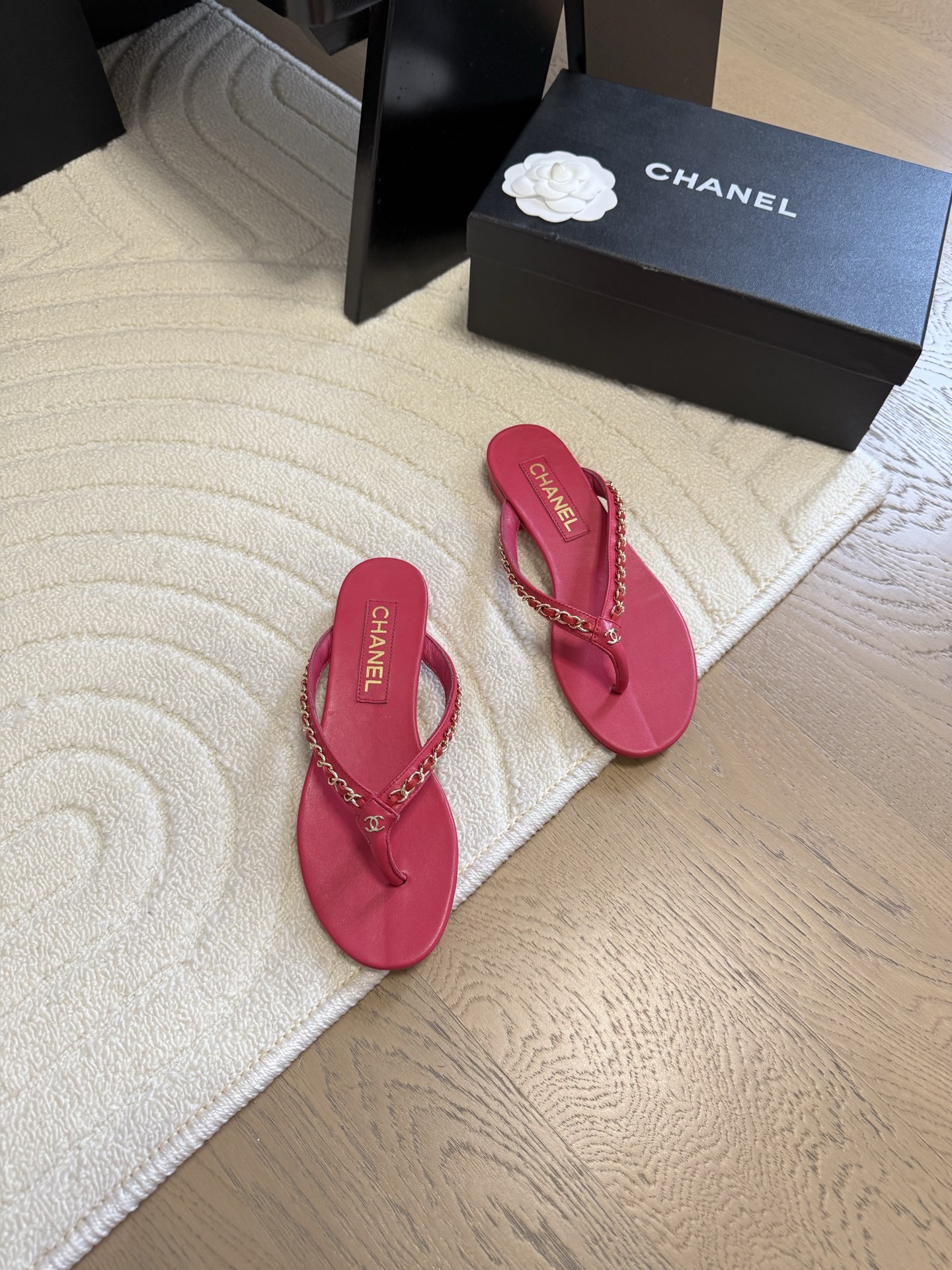 NO:230906,Chanel 25C new foot-clip flip flops. This series is really amazing. How could it be so beautiful!  Summer is really invincible with salt and sweet~ The upper is imported calfskin/velvet, and the inner is lambskin/velvet, genuine leather outsole. Size 35-39 (customized by 40/41), split-toed shoes, chanel, slippers, cowhide, sheepskin, Leather soles19860909Chanel 25C新品夹脚人字拖鞋 这一系列这真的是绝了 怎么会这么美！ 夏天真的是无敌搭配可盐可甜～ 鞋面采用进口小牛皮/丝绒 内里是小羊皮/丝绒 真皮大底 码数35-39（40/41定制）,分趾鞋,chanel,slippers,cowhide,sheepskin,Leather soles,Women's Shoes