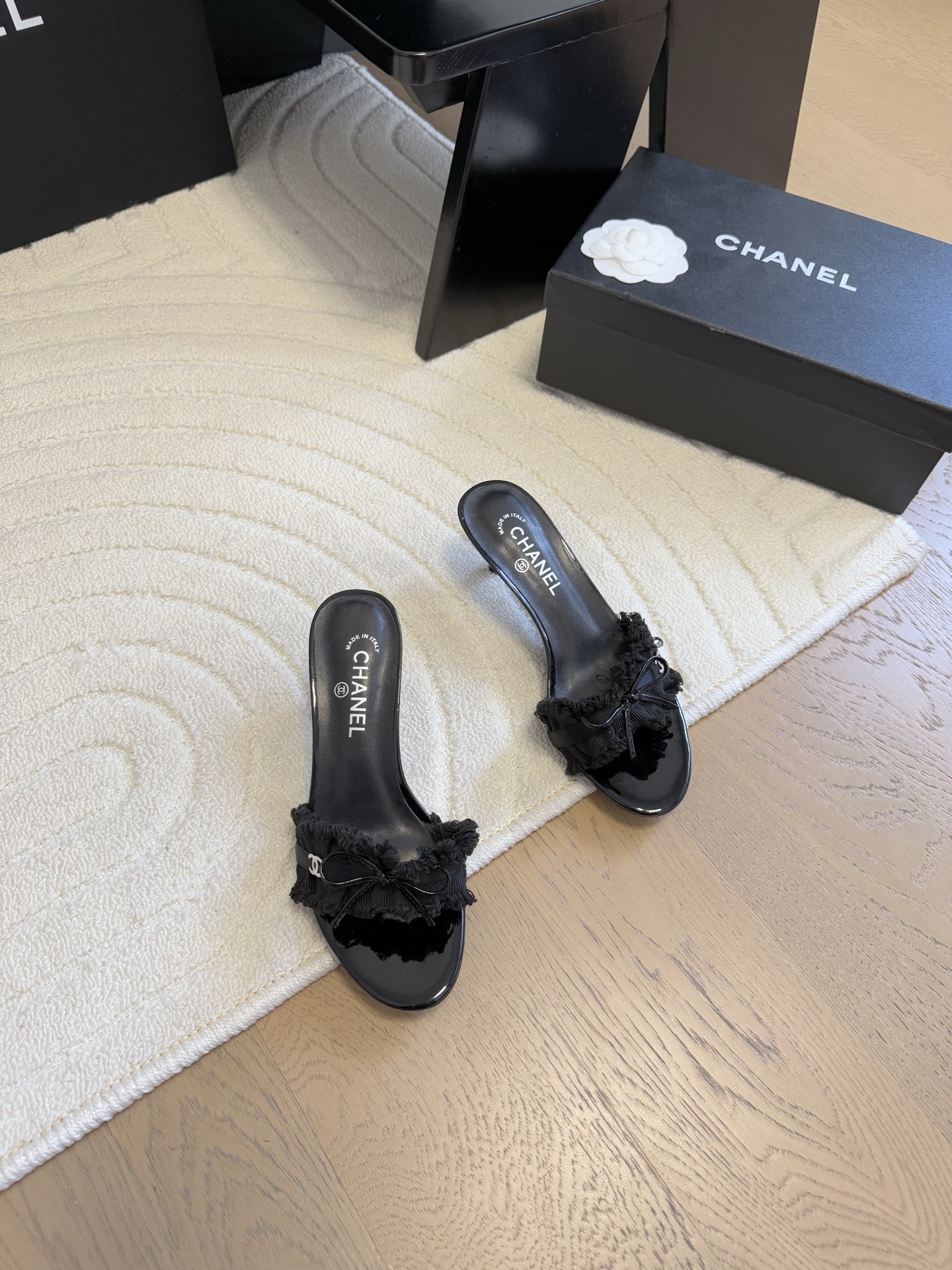 NO:230892,Chanel lace-edged sandals are simple but not simple, and the feet are particularly thin. Customized upper surface, inner foot pad sheepskin, genuine leather soles. Heel height 5/8cm Size: 35-39 Other sizes customized, slippers, chanel, sandals, slippers, sheepskin, Leather soles19860909Chanel 蕾丝边系列凉鞋 简约而不简单的款,上脚特别显脚细. 鞋面定制面,内里垫脚羊皮,真皮大底. 跟高5/8cm Size:35-39 其它码数定做,拖鞋,chanel,sandals,slippers,sheepskin,Leather soles,Women's Shoes