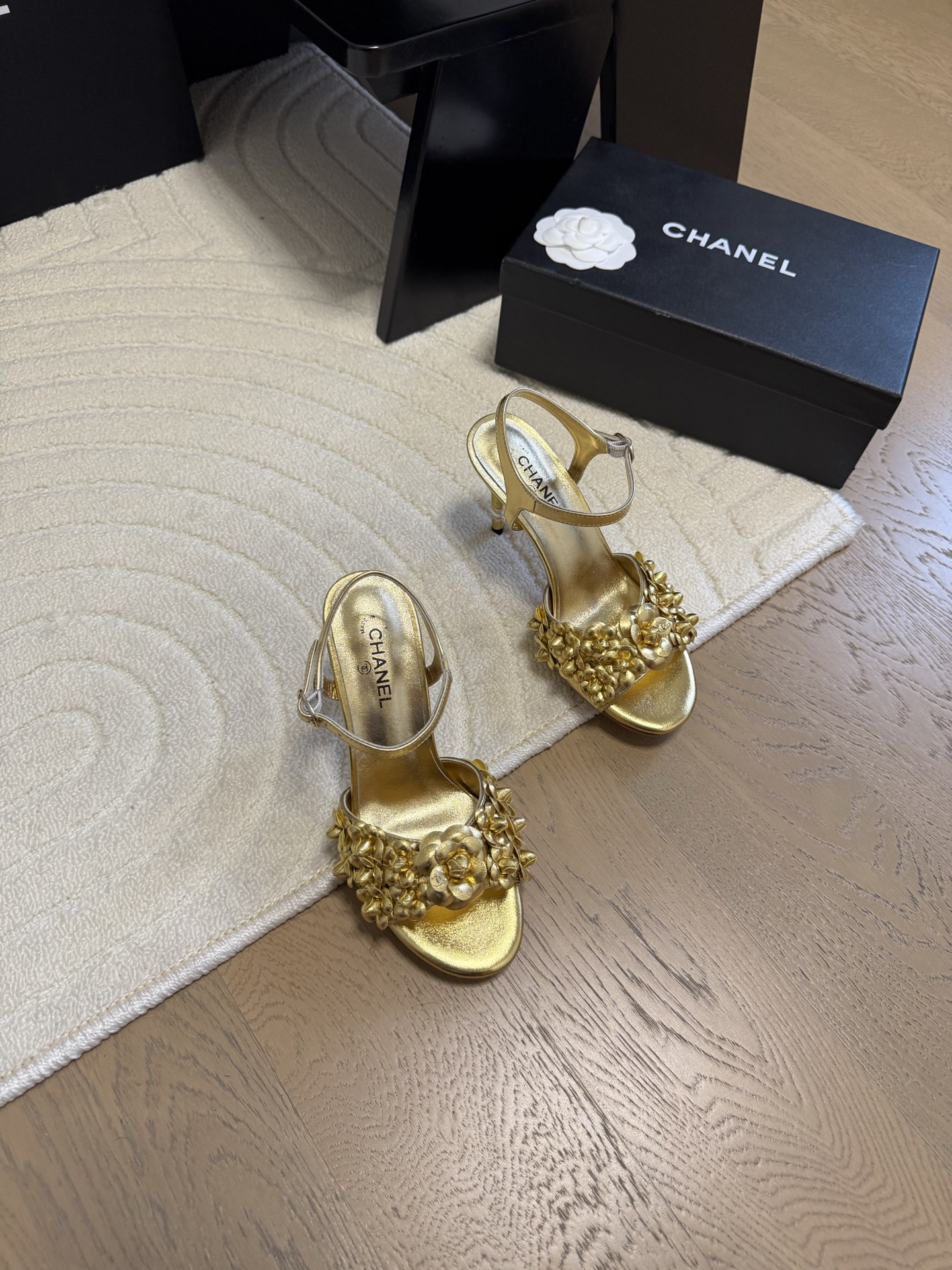 NO:230909,Chanel 25P new camellia slippers. Each exquisite flower has a small crystal flower core embellishment. I would like to call it the hydrangeas. The difference between this season's Mary Jane shoes is very unique and fairy. The half-hollowed lace-up design is small and playful and invincible. The white lace-up is very beautiful and girlish. The upper inside the upper and the leather outsole. Size: 35-39 40 Custom made non-return and exchange, slippers, chanel, mary jane, slippers, sheepskin, Leather soles19860909Chanel 25P新款山茶花拖鞋 精致的花朵每一朵都有小水晶花芯儿点缀我愿叫它星星点点的绣球花很别致又很仙女 这一季的玛丽珍鞋子区别与以前半镂空的系带设计小俏皮又无敌舒适 白色系奶乎乎穿起来很乖的少女感 鞋面内里羊皮 真皮大底 Size:35-39 40定做不退换,拖鞋,chanel,mary jane,slippers,sheepskin,Leather soles,Women's Shoes