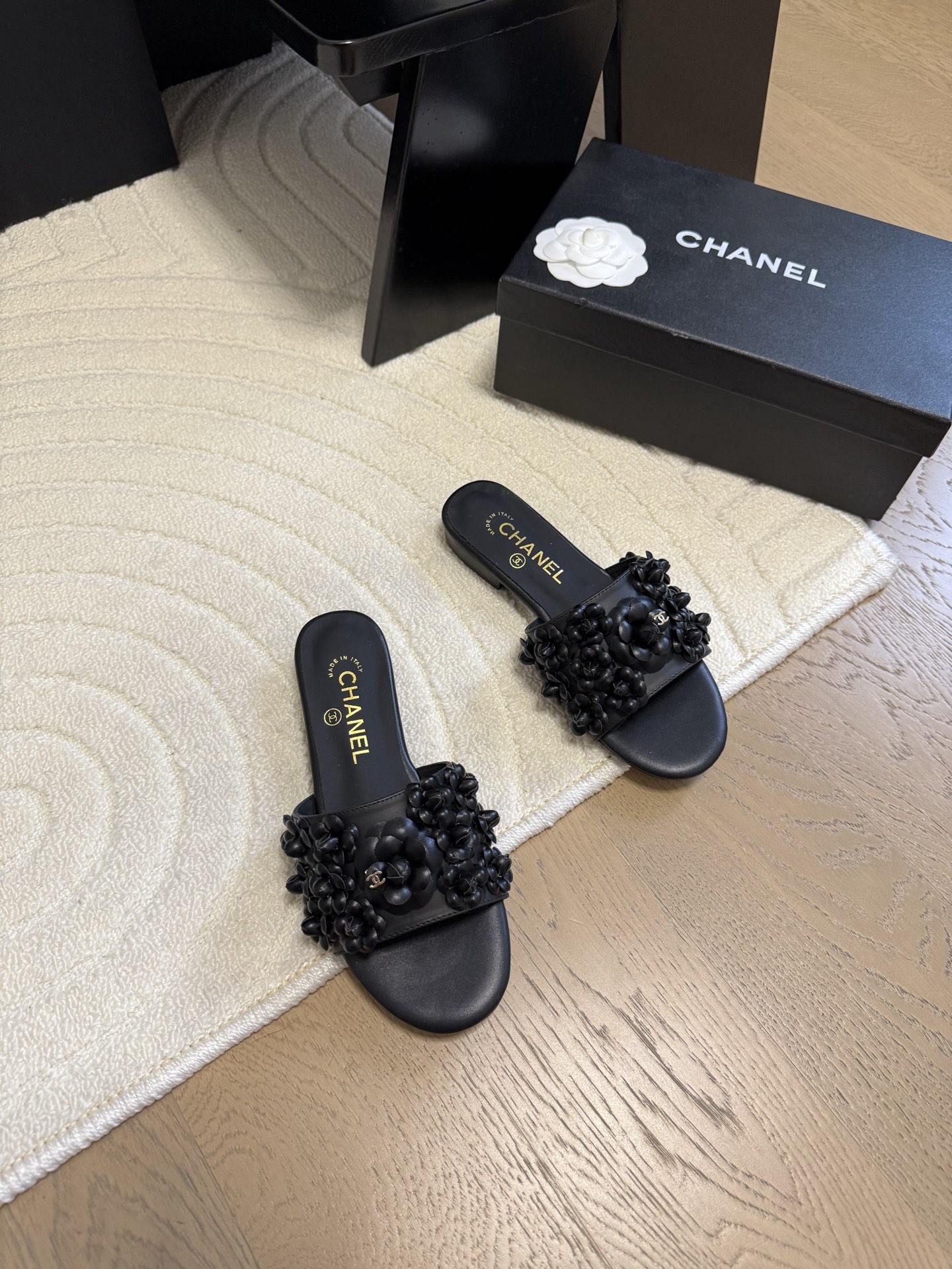NO:230887,Chanel 25P new camellia slippers. Each exquisite flower has a small crystal flower core embellishment. I would like to call it the hydrangeas. The difference between this season's Mary Jane shoes is very unique and fairy. The half-hollowed lace-up design is small and playful and invincible. The white lace-up is very beautiful and girlish. The upper inside the upper and the leather outsole. Size: 35-39 40 Custom made non-return and exchange, slippers, chanel, mary jane, slippers, sheepskin, Leather soles19860909Chanel 25P新款山茶花拖鞋 精致的花朵每一朵都有小水晶花芯儿点缀我愿叫它星星点点的绣球花很别致又很仙女 这一季的玛丽珍鞋子区别与以前半镂空的系带设计小俏皮又无敌舒适 白色系奶乎乎穿起来很乖的少女感 鞋面内里羊皮 真皮大底 Size:35-39 40定做不退换,拖鞋,chanel,mary jane,slippers,sheepskin,Leather soles,Women's Shoes