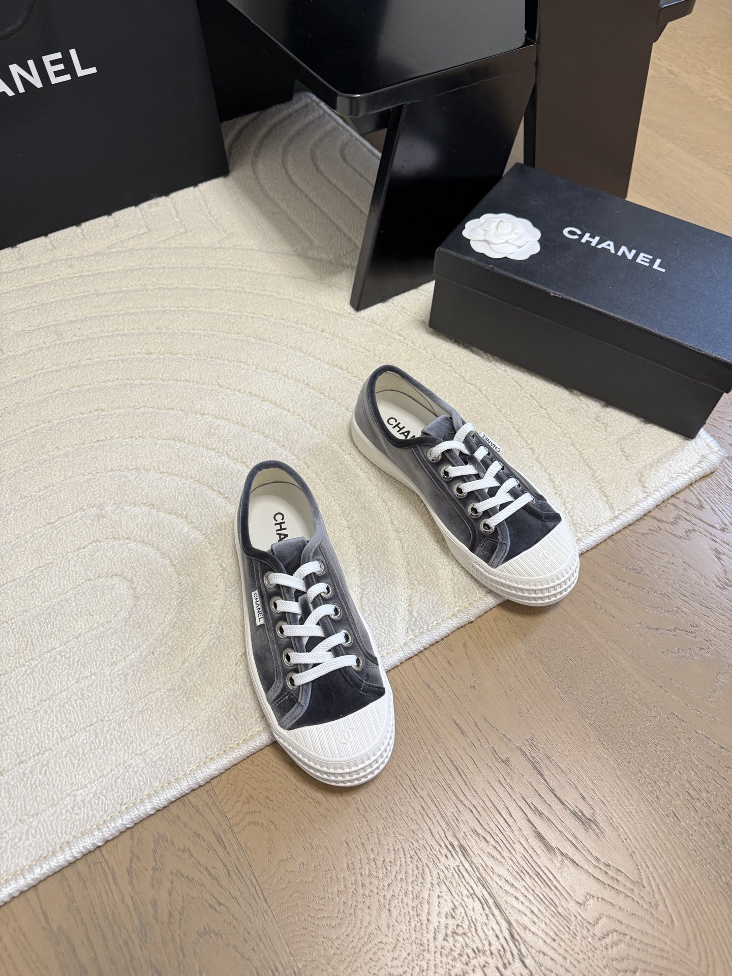 NO:230903,With white airplane box Chanel 25C hidden casual white shoes!  Vintage is full of sense, the medieval replica model is get~ The white shoes are suitable for spring and summer, and the black and white splicing is very Chanel. It is very retro college-like with socks. Size: 35-40, casual shoes/sports shoes, chanel, sneakers, socks19860909配白色飞机盒 Chanel 25C隐藏款休闲小白鞋！ Vintage感满满,中古复刻款get啦～ 小白鞋适配春夏,黑白拼接就很Chanel. 配合袜子就很复古学院的感觉. Size:35-40,休闲鞋/运动鞋,chanel,sneakers,socks,Women's Shoes