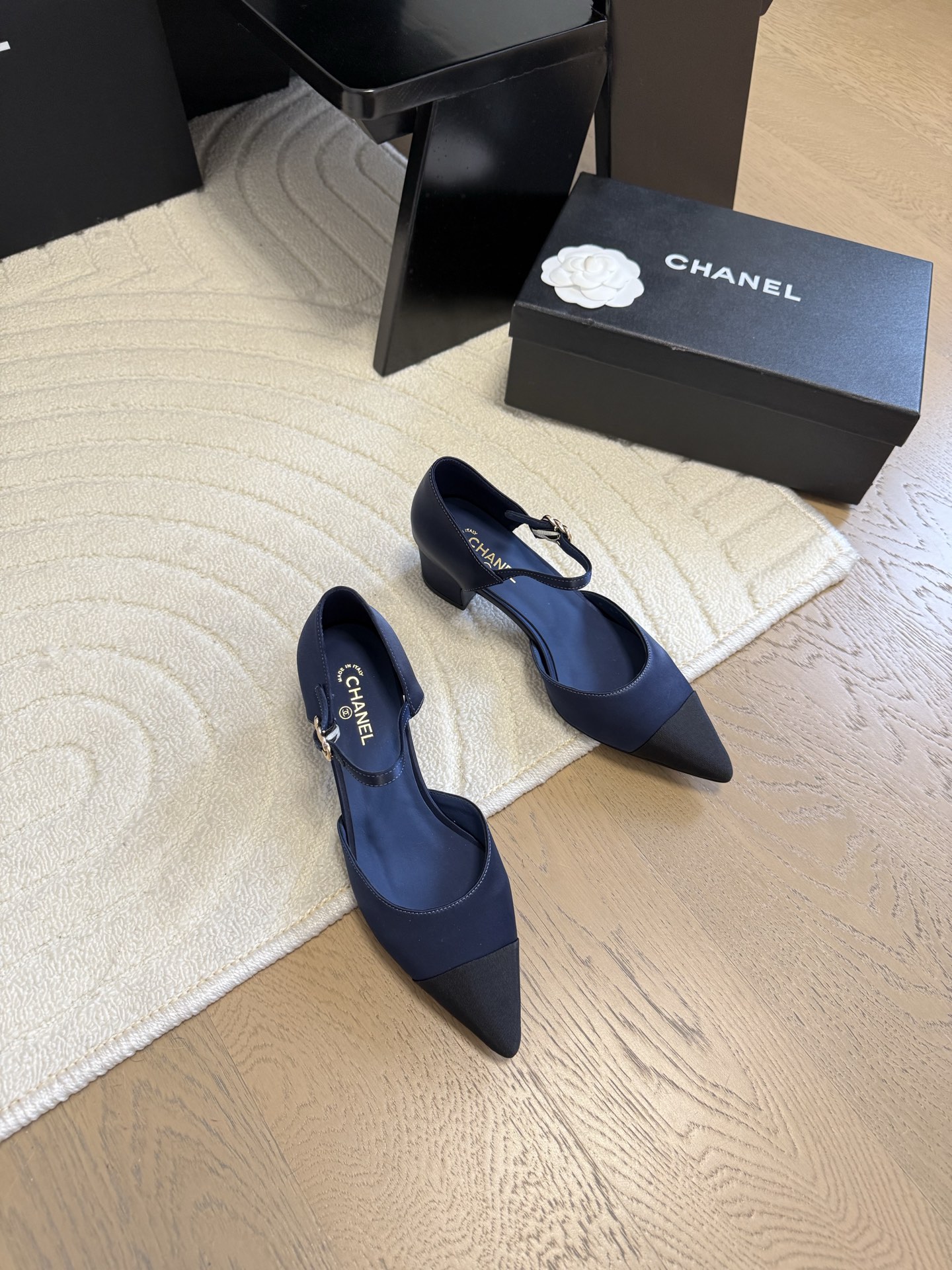 NO:230870,Chanel 25C new Mary Jane pointed toe single shoes. It is hard not to love the beautiful Mary Jane series. Silk upper, inner sheepskin, genuine leather outsole. Size: 35-39. Other sizes are customized, single shoes, Mary Jane, chanel, mary jane, sheepskin, real silk, Leather soles19860909Chanel 25C新款玛丽珍尖头单鞋 绝美玛丽珍系列很难不爱 鞋面真丝 内里羊皮 真皮大底 Size:35-39 其他码数定做,单鞋玛丽珍,chanel,mary jane,sheepskin,real silk,Leather soles,Women's Shoes