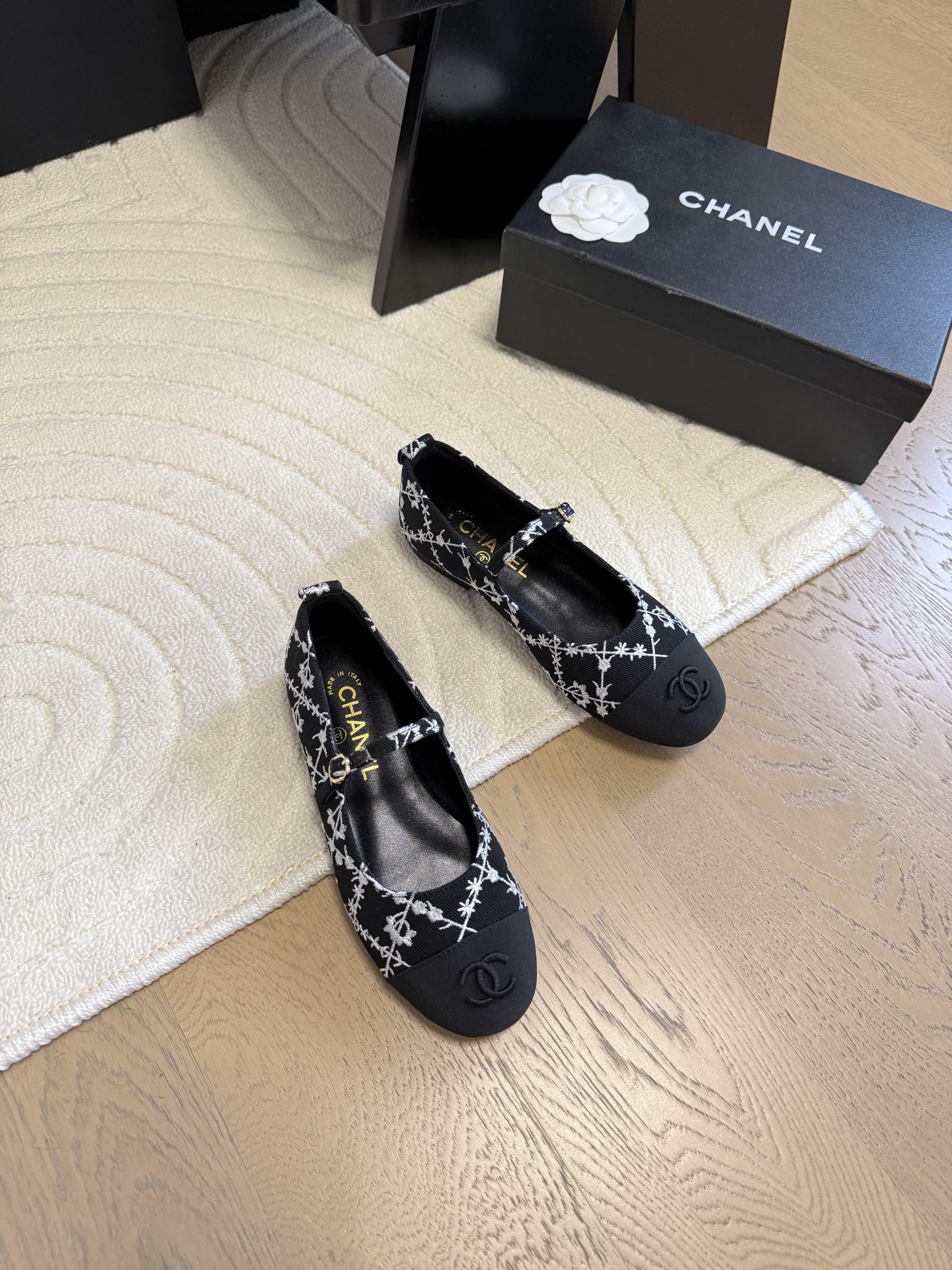 NO:230872,Chanel 25C new Mary Jane single shoes. It is hard not to love the beautiful Mary Jane series. Canvas, inner sheepskin, genuine leather soles. Size: 35-39. Other sizes are customized. Single shoes. Mary Jane, chanel, mary jane, sheepskin, Leather soles.19860909Chanel 25C新款玛丽珍单鞋 绝美玛丽珍系列很难不爱 鞋面帆布 内里羊皮 真皮大底 Size:35-39 其他码数定做,单鞋玛丽珍,chanel,mary jane,sheepskin,Leather soles,Women's Shoes