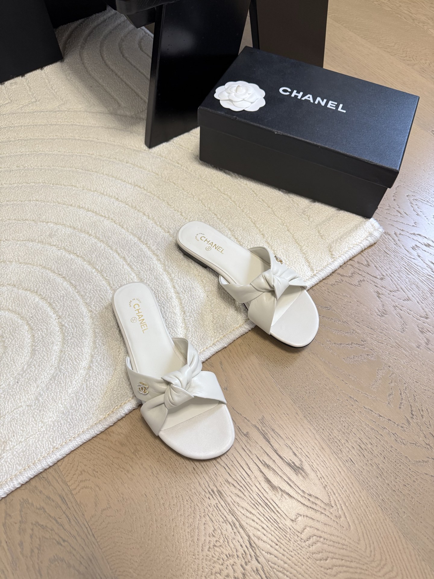 NO:230889,Chanel 25C new cross slipper series, comfortable to wear, suitable for daily commuting, the upper is made of sheepskin, very soft, cowhide, silk, inner sheepskin, original outsole, heel height 5.5 Size35-39 Other sizes, slippers, chanel, slippers, cowhide, sheepskin19860909Chanel 25C新款交叉拖鞋系列 上脚很舒服 适合日常通勤 鞋面采用绵羊皮 非常柔软 鞋面牛皮/丝绸 内里羊皮 原版大底 跟高5.5 Size35-39 其他码数定,拖鞋,chanel,slippers,cowhide,sheepskin,Women's Shoes