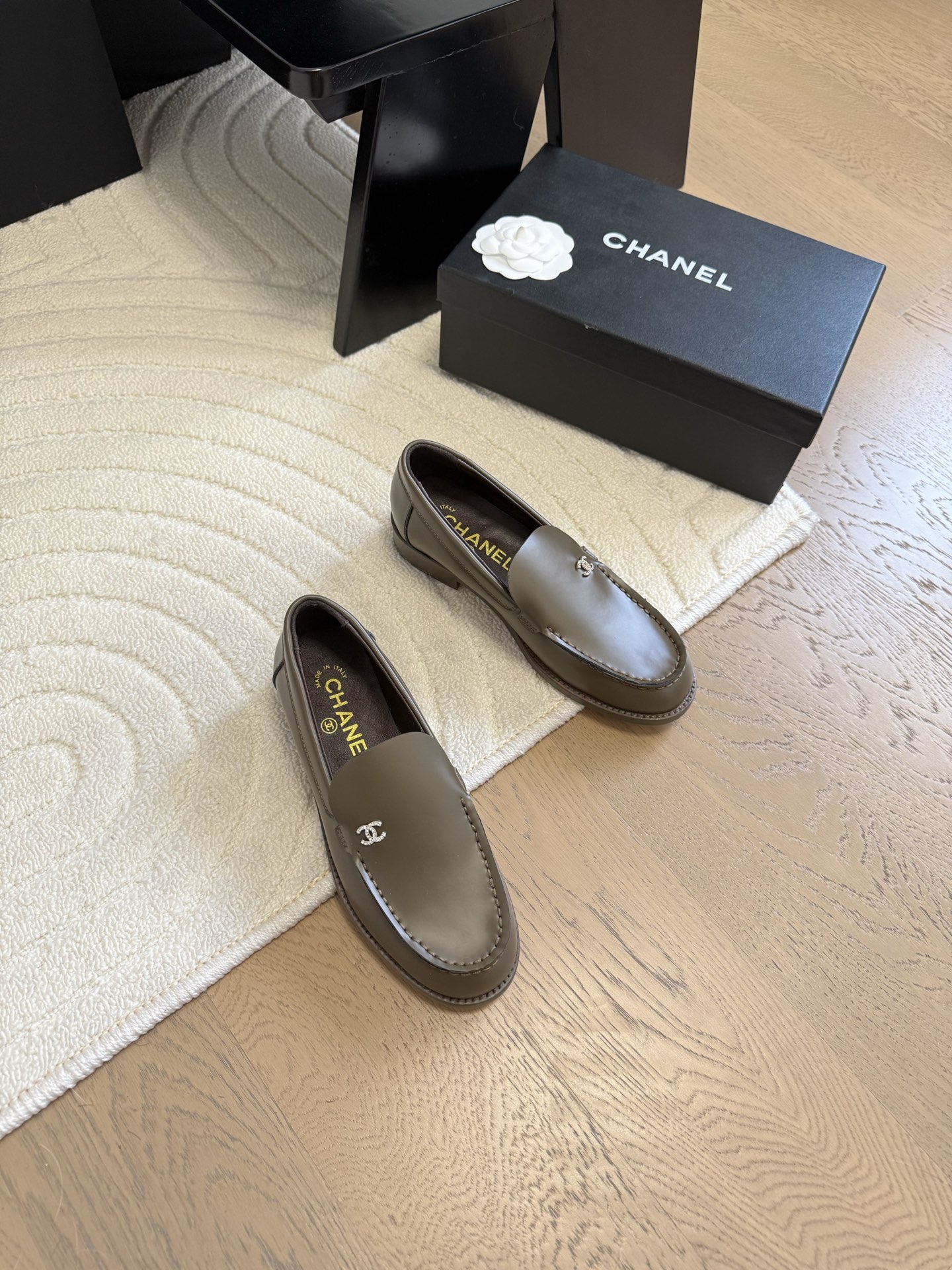 NO:230900,Chanel 25C new double C button loafers, the return double C button design, special Vintage, full of retro flavor, loafers have also grown to aesthetics, upper cowhide, inner sheepskin, original outsole Size: 35-39 Customized for other sizes, loafers, chanel, loafers, cowhide, sheepskin19860909Chanel 25C新款双C扣乐福鞋 回归的双C扣设计 特别Vintage 复古味十足 乐福鞋也长到了审美上 鞋面牛皮 内里羊皮 原版大底 Size:35-39 其他码数定做,乐福鞋,chanel,loafers,cowhide,sheepskin,Women's Shoes