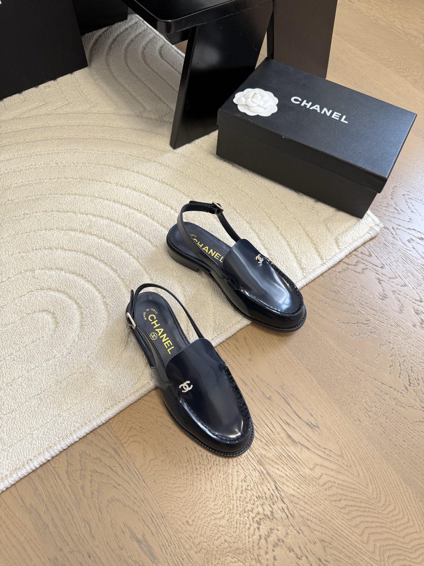 NO:230897,Chanel 25C new double C buckle sandals with back straps. The return double C buckle design is special. Vintage is very retro. Loafers have also grown to aesthetics. Upper cowhide, inner sheepskin. Original outsole. Size: 35-39. Other sizes are customized, sandals, chanel, loafers, sandals, cowhide, sheepskin.19860909Chanel 25C新款双C扣后带凉鞋 回归的双C扣设计 特别Vintage 复古味十足 乐福鞋也长到了审美上 鞋面牛皮 内里羊皮 原版大底 Size:35-39 其他码数定做,凉鞋,chanel,loafers,sandals,cowhide,sheepskin,Women's Shoes