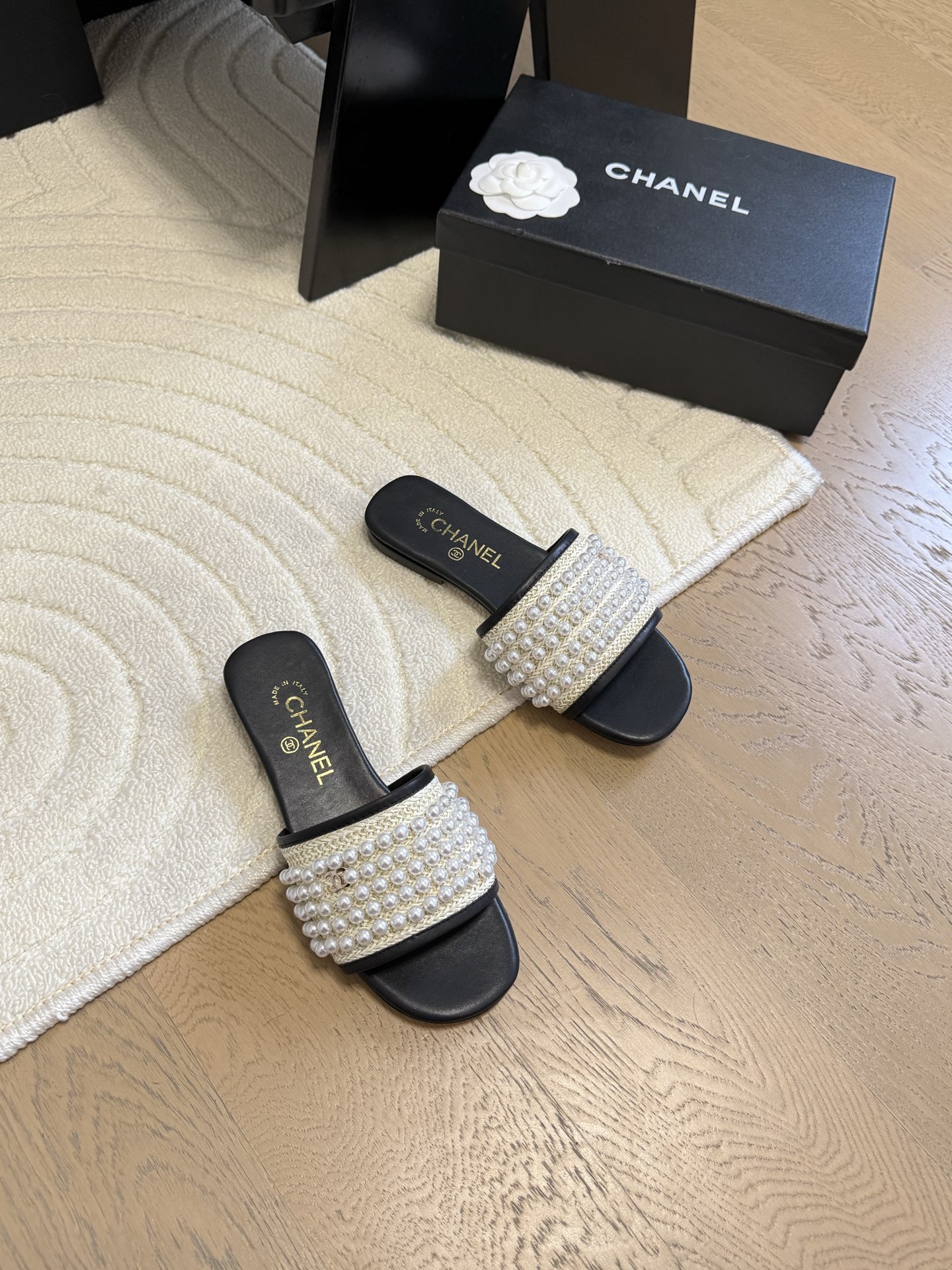 NO:230893,Chanel 25K high-end handicraft pearl series slippers As always high-end classic series upper sheepskin inner sheepskin leather outsole Size:35-39 Other sizes are fixed, slippers, chanel, slippers, sheepskin, Leather soles19860909Chanel 25K高级手工坊珍珠系列拖鞋 一如既往的高版本 经典系列 鞋面羊皮 内里羊皮 真皮大底 Size:35-39 其他码数定,拖鞋,chanel,slippers,sheepskin,Leather soles,Women's Shoes