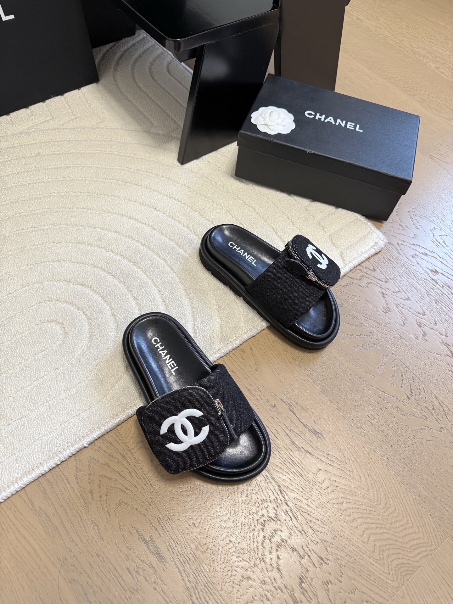 NO:230876,Chanel Xiaoxiang Mier Pocket Bread Slippers Recommended for everyone to have a pair of fat Mier's soft and soft feet, and looks good! The feet are 3m taller and easy to wear and look slimming. It is surprising to wear on a daily basis. This series is now available for sale. Size: 35-42 (40.41.42 custom made without return) with original packaging, slippers, chanel, slippers19860909chanel小香蜜儿口袋面包拖鞋 推荐人手一双,胖墩墩的蜜儿拖软绵绵脚感,颜值款!上脚增高3m好穿又显瘦,日常随意搭配尽是惊讶,本系列现已登陆发售. 码数:35-42(40.41.42定做不退换)配原包装,拖鞋,chanel,slippers,Women's Shoes