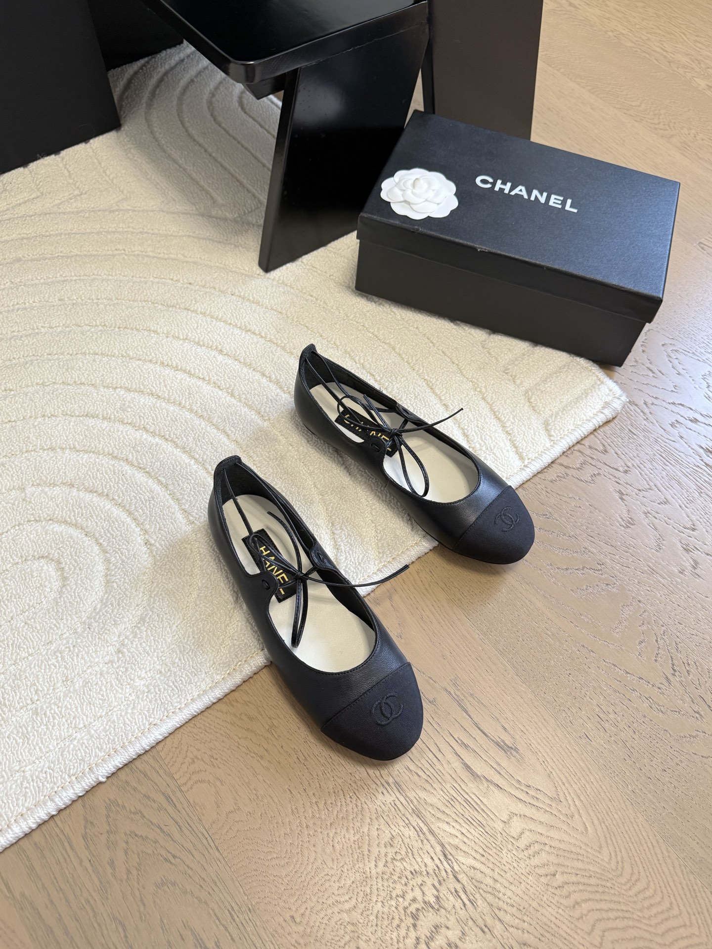 NO:230874,Chanel 25C catwalk Mary Jane single shoes are simple yet sweet and playful!  Three-dimensional electric embroidery logo, solid color fabric is refreshing and easy to match, and it is more heeled with buttons. Inner sheepskin leather outsole Size: 35-40, single shoes Mary Jane, chanel, mary jane, sheepskin, Leather soles19860909Chanel 25C走秀款玛丽珍单鞋 简约又不失甜美俏皮！ 立体电绣logo,纯色面料清爽易搭,搭配扣子更加跟脚.内里羊皮 真皮大底 Size:35-40,单鞋玛丽珍,chanel,mary jane,sheepskin,Leather soles,Women's Shoes