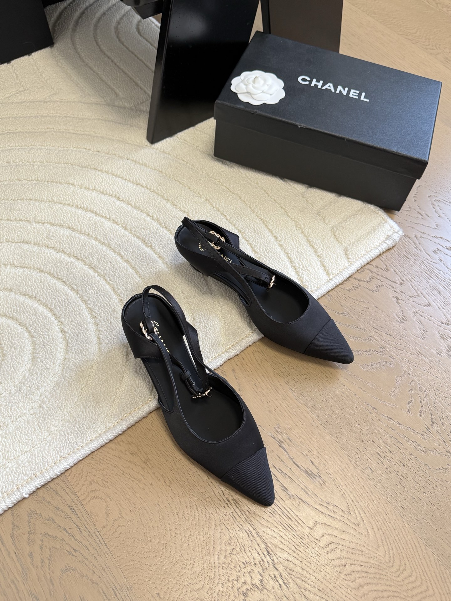 NO:230875,Chanel 25C new Mary Jane pointed toe single shoes. It is hard not to love the beautiful Mary Jane series. Silk upper, inner sheepskin, genuine leather outsole. Size: 35-39. Other sizes are customized, single shoes, Mary Jane, chanel, mary jane, sheepskin, real silk, Leather soles19860909Chanel 25C新款玛丽珍尖头单鞋 绝美玛丽珍系列很难不爱 鞋面真丝 内里羊皮 真皮大底 Size:35-39 其他码数定做,单鞋玛丽珍,chanel,mary jane,sheepskin,real silk,Leather soles,Women's Shoes