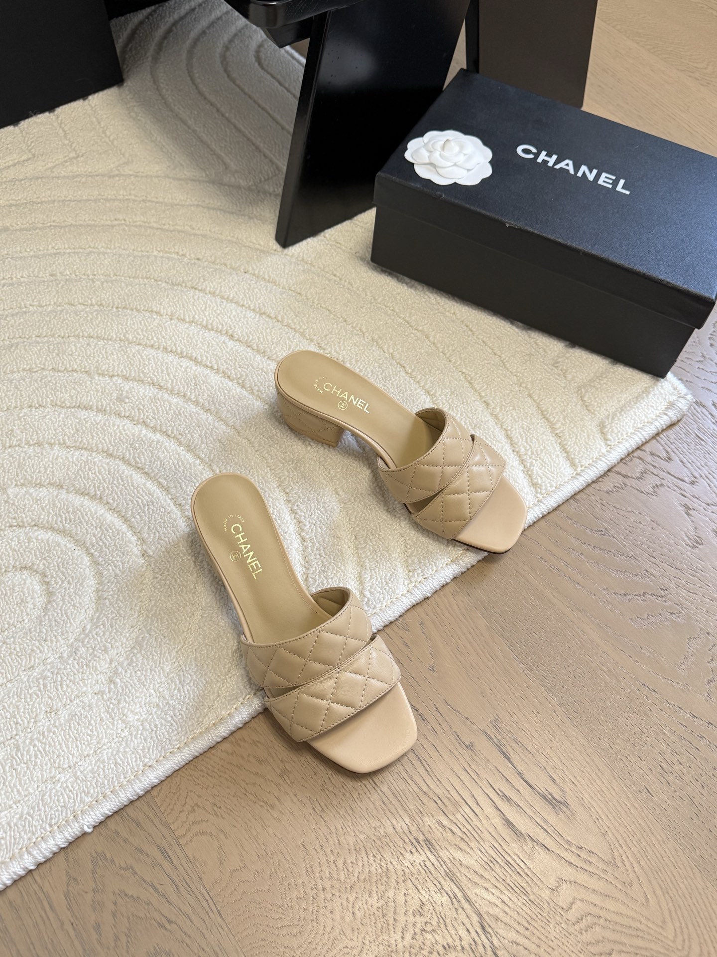 NO:230891,Chanel 25C Early Spring Mary Jane Slippers Series Shoes this season are all great!  The pure black Mary Jane is very comfortable on her feet and the upper is soft, so you don’t have to worry about getting your feet worn. The rabbit ears are also cute, and the black and white color combination and black cloth look very good. The upper cowhide inner sheepskin leather outsole Size: 35-39 Other sizes customized, slippers, chanel, mary jane, slippers, cowhide, sheepskin, Leather soles19860909Chanel 25C早春玛丽珍拖鞋系列 这一季的鞋子都很棒耶！ 纯黑色玛丽珍上脚很舒服鞋面皮质也很软,不用担心会磨脚.兔耳朵也好可爱,黑白拼色和黑色布面都很好看. 鞋面牛皮 内里羊皮 真皮大底 Size:35-39 其它码数定做,拖鞋,chanel,mary jane,slippers,cowhide,sheepskin,Leather soles,Women's Shoes