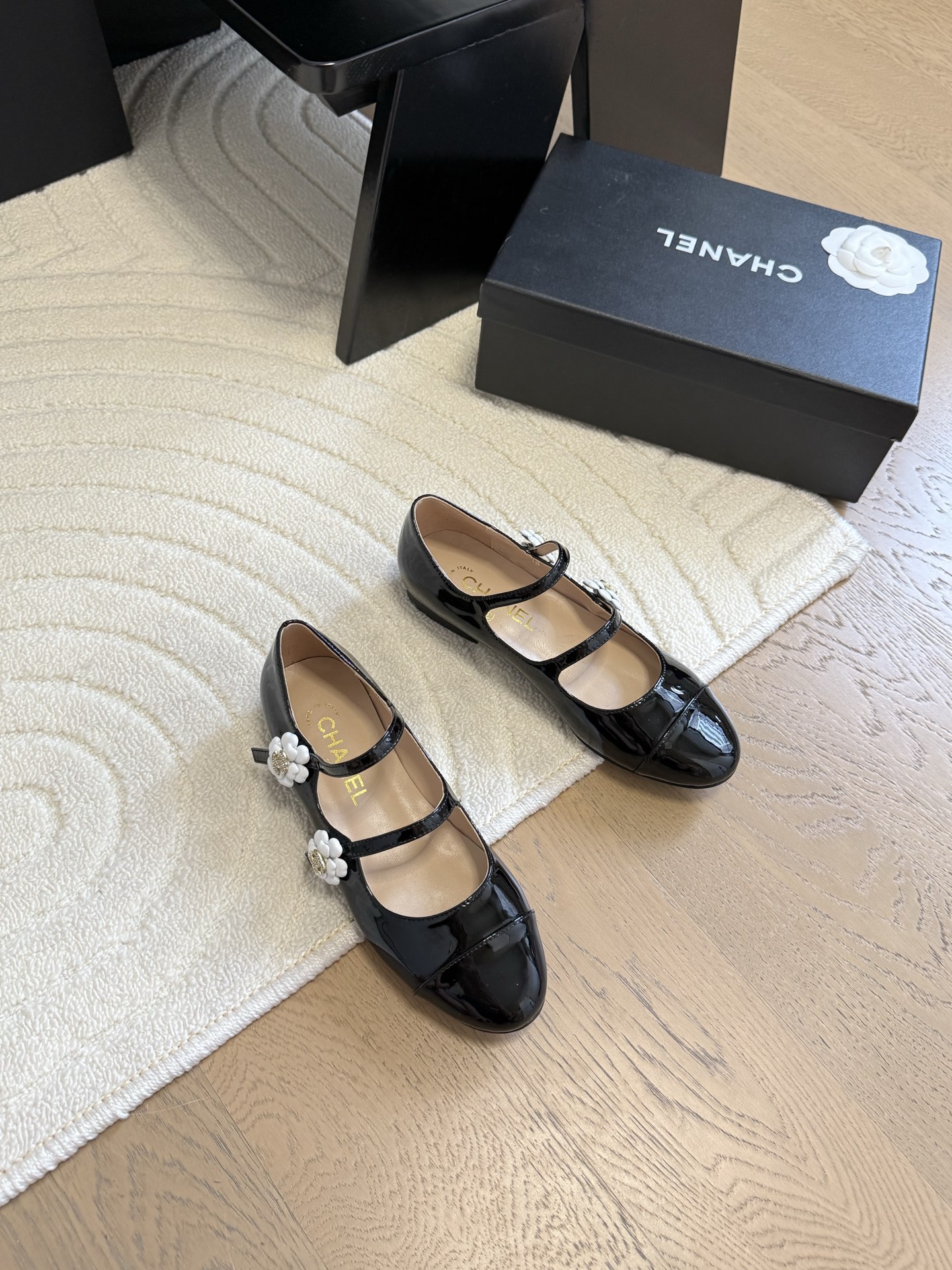 NO:230877,Chanel 25C new camellia series single shoes. It is hard not to love the beautiful camellia series. Upper cowhide, inner sheepskin, genuine leather outsole. Original molded camellia. Medium heel 3.5cm Size: 35-39. Other sizes are customized, single shoes, Mary Jane, chanel, mary jane, cowhide, sheepskin, Leather soles19860909Chanel 25C新款山茶花系列单鞋 绝美山茶花系列很难不爱 鞋面牛皮 内里羊皮 真皮大底 原版开模山茶花 中跟3.5cm Size:35-39 其他码数定做,单鞋玛丽珍,chanel,mary jane,cowhide,sheepskin,Leather soles,Women's Shoes
