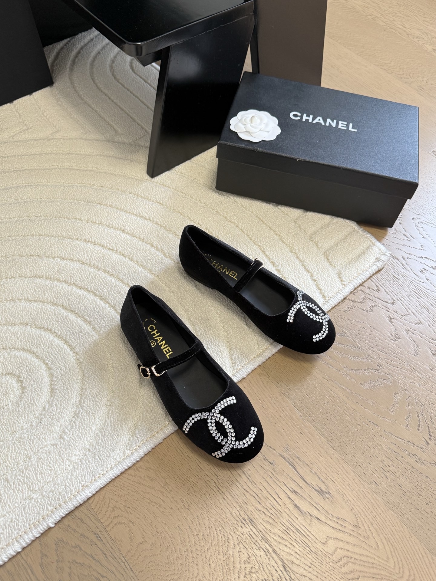 NO:230894,Chanel 25C new big logo loafers are available, new first, a huge classic loafer. Upper velvet, inner sheepskin, genuine leather outsole Size: 35-39 Other sizes customized, loafers, chanel, loafers, sheepskin, Leather soles19860909Chanel 25C新款大Logo乐福鞋上新 新款首发,巨经典的一款乐福鞋. 鞋面天鹅绒 内里羊皮 真皮大底 Size:35-39 其它码数定做,乐福鞋,chanel,loafers,sheepskin,Leather soles,Women's Shoes