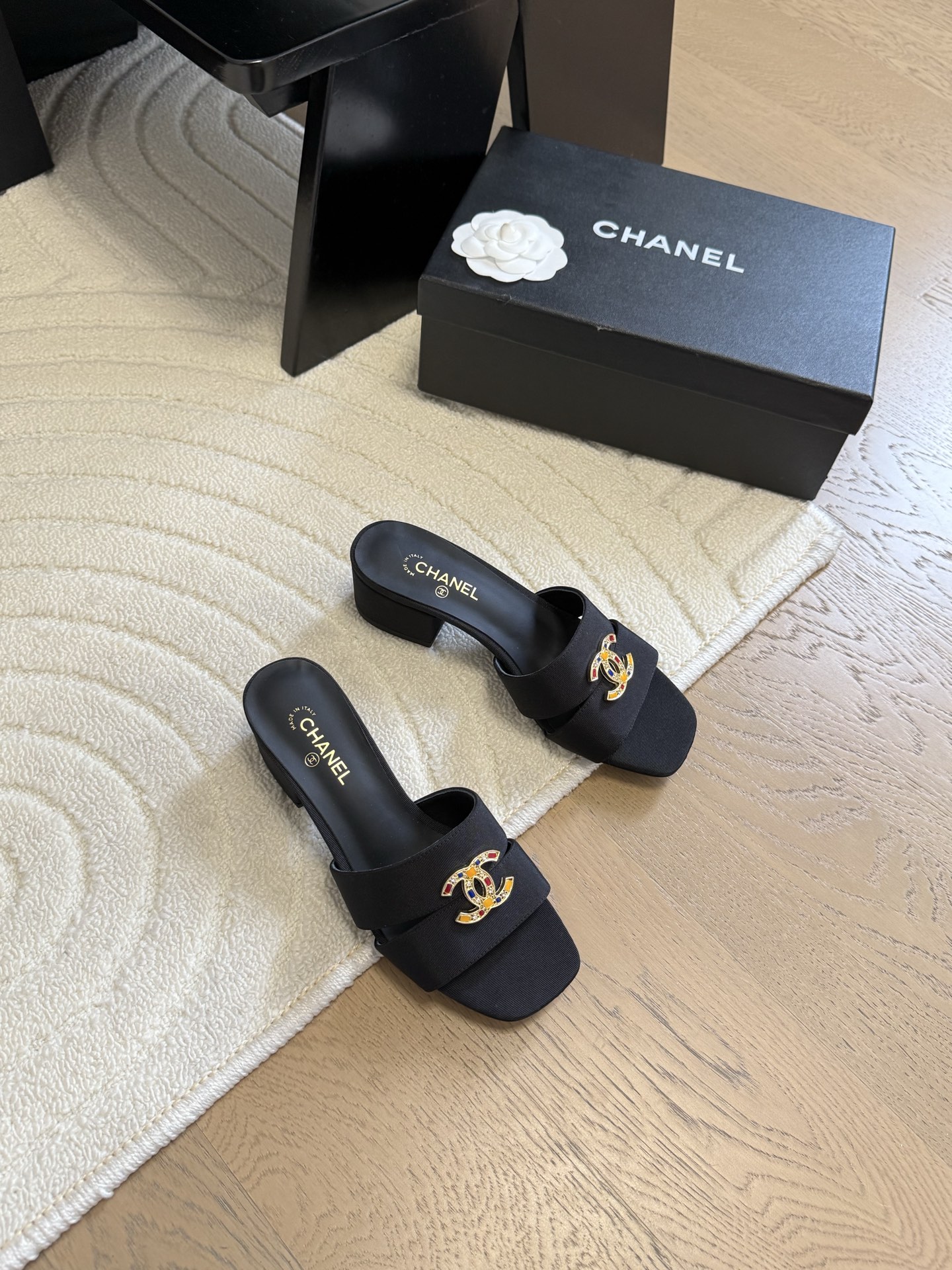 NO:230880,Chanel 25C Early Spring Mary Jane Slippers Series Shoes this season are all great!  The pure black Mary Jane is very comfortable on her feet and the upper is soft, so you don’t have to worry about getting your feet worn. The rabbit ears are also cute, and the black and white color combination and black cloth look very good. The upper cowhide inner sheepskin leather outsole Size: 35-39 Other sizes customized, slippers, chanel, mary jane, slippers, cowhide, sheepskin, Leather soles19860909Chanel 25C早春玛丽珍拖鞋系列 这一季的鞋子都很棒耶！ 纯黑色玛丽珍上脚很舒服鞋面皮质也很软,不用担心会磨脚.兔耳朵也好可爱,黑白拼色和黑色布面都很好看. 鞋面牛皮 内里羊皮 真皮大底 Size:35-39 其它码数定做,拖鞋,chanel,mary jane,slippers,cowhide,sheepskin,Leather soles,Women's Shoes