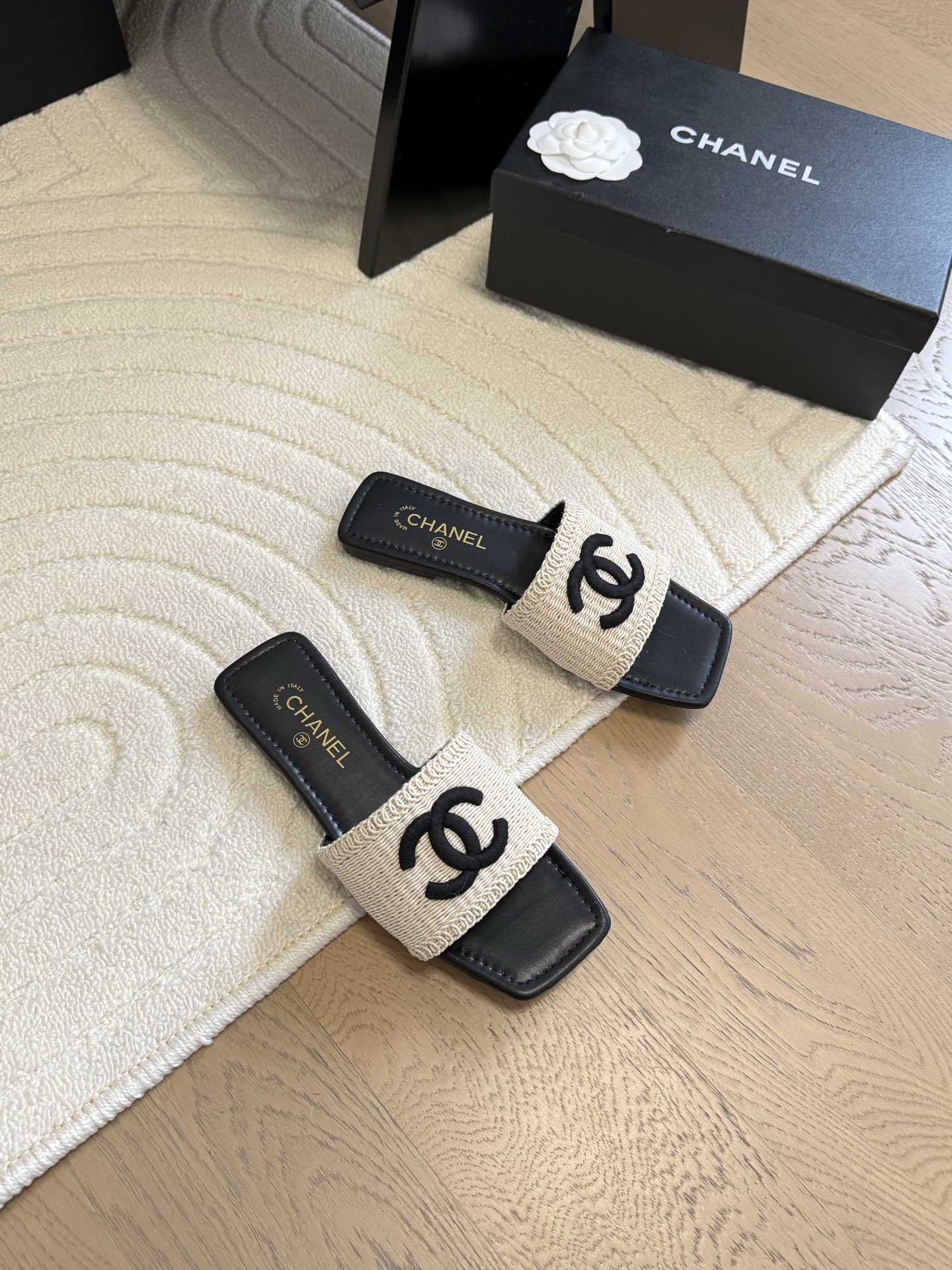 NO:230882,Chanel 25k new double C slippers, sheepskin woven surface, inner sheepskin, genuine leather soles Size:35-39 Other sizes customized, slippers, chanel, slippers, sheepskin, Leather soles19860909Chanel 25k新款双C拖鞋 羊皮编织面 内里羊皮 真皮大底 Size:35-39 其他码数定做,拖鞋,chanel,slippers,sheepskin,Leather soles,Women's Shoes