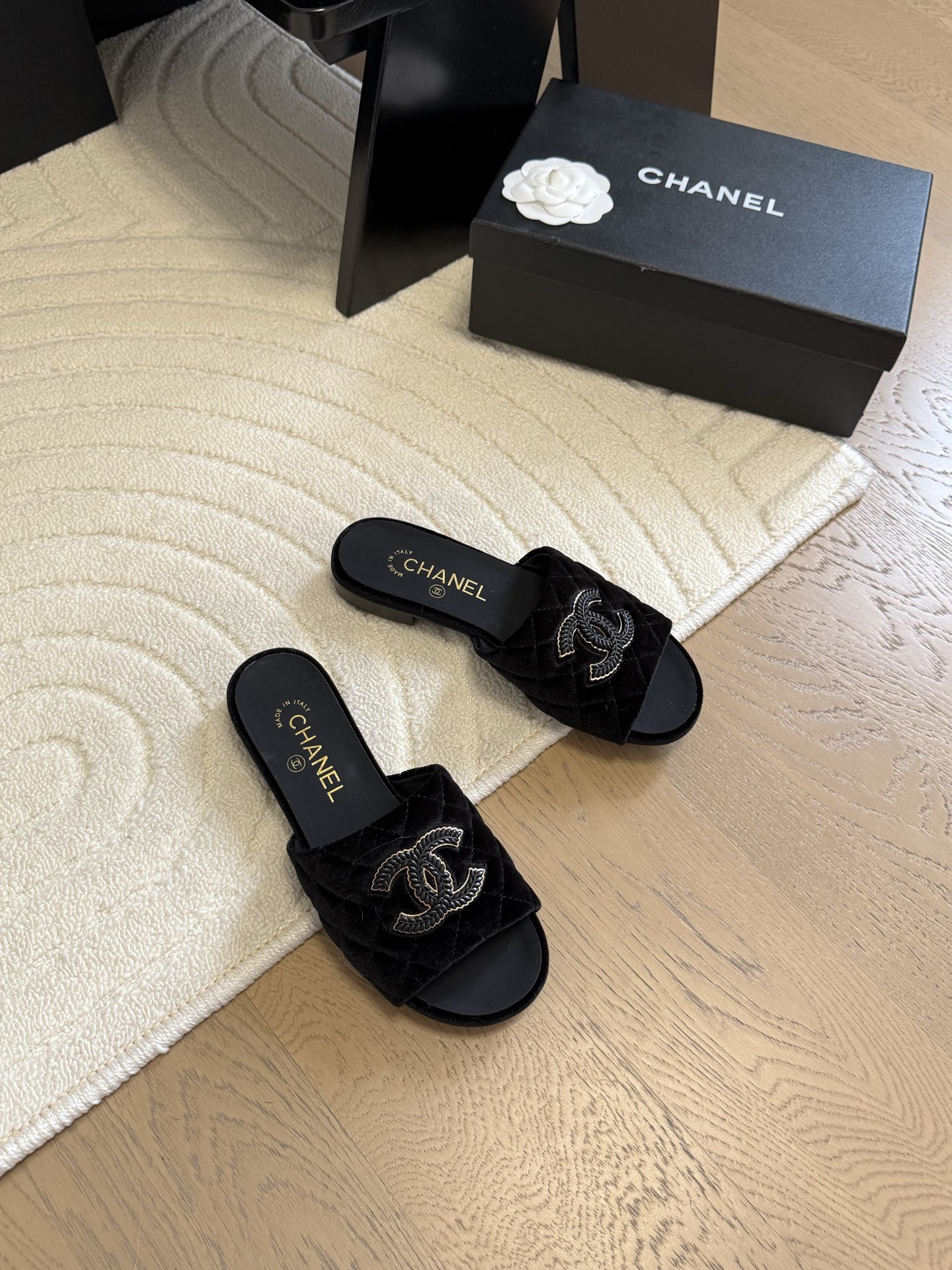 NO:230884,Chanel 25k new double C slippers, suede/sheepskin, inner sheepskin, genuine leather soles, Size:35-39, other sizes customized, slippers, chanel, slippers, sheepskin, Leather soles19860909Chanel 25k新款双C拖鞋 绒面/羊皮面 内里羊皮 真皮大底 Size:35-39 其他码数定做,拖鞋,chanel,slippers,sheepskin,Leather soles,Women's Shoes