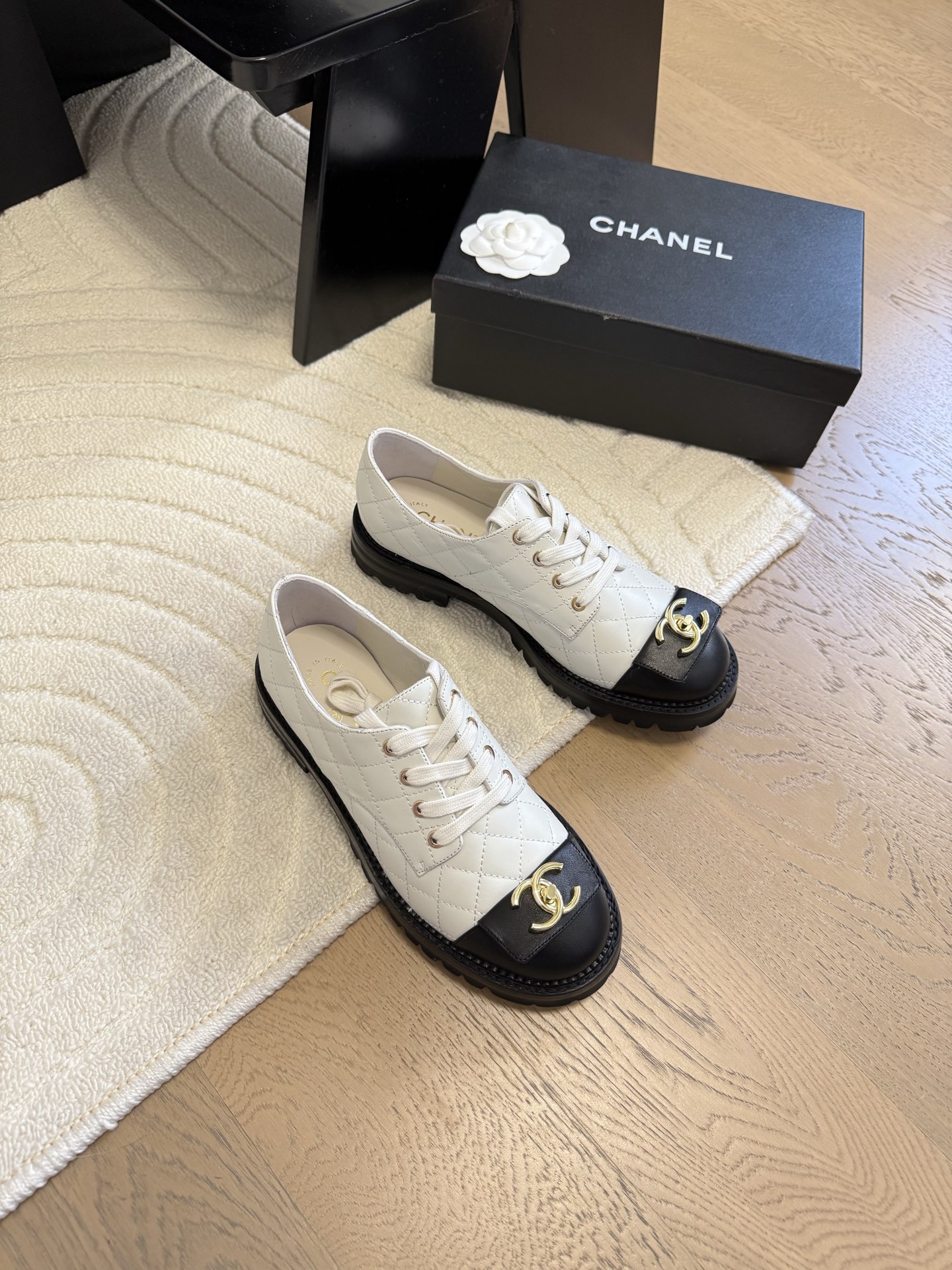 NO:424635,Chanel 25C new button shoes, original 1:1 replica, classic among classics, whether paired with pants or skirts, the small round head design is very good to modify the foot shape, a must-have for little fairies!  The upper is made of imported calfskin, top-grade mixed-bred sheepskin inside, original outsole, size 35-39 (customized by 40/41), single shoes, chanel, skirts, cowhide, sheepskin19860909Chanel 25C新品纽扣单鞋 原版1:1复刻 经典中的经典 无论搭配裤装还是裙装都是完美 小圆头的设计很好的修饰脚型 小仙女们必备！ 鞋面采用进口小牛皮 内里顶级混种羊皮 原版大底 码数 35-39（40/41定制）,单鞋,chanel,skirts,cowhide,sheepskin,Women's Shoes