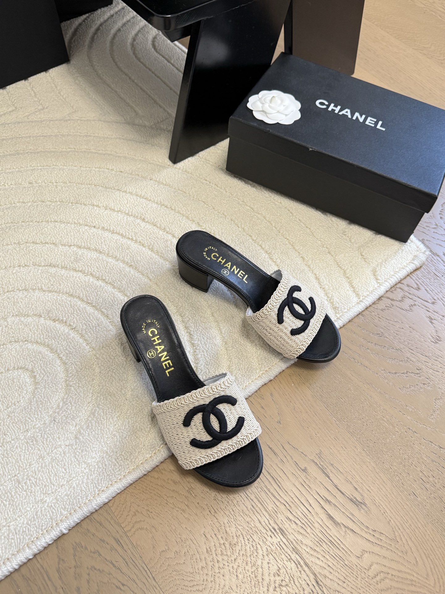 NO:424641,Chanel 25K new double C slippers, sheepskin woven surface, inner sheepskin, genuine leather soles Size:35-39 Other sizes customized, slippers, chanel, slippers, sheepskin, Leather soles19860909Chanel 25K新款双C拖鞋 羊皮编织面 内里羊皮 真皮大底 Size:35-39 其他码数定做,拖鞋,chanel,slippers,sheepskin,Leather soles,Women's Shoes