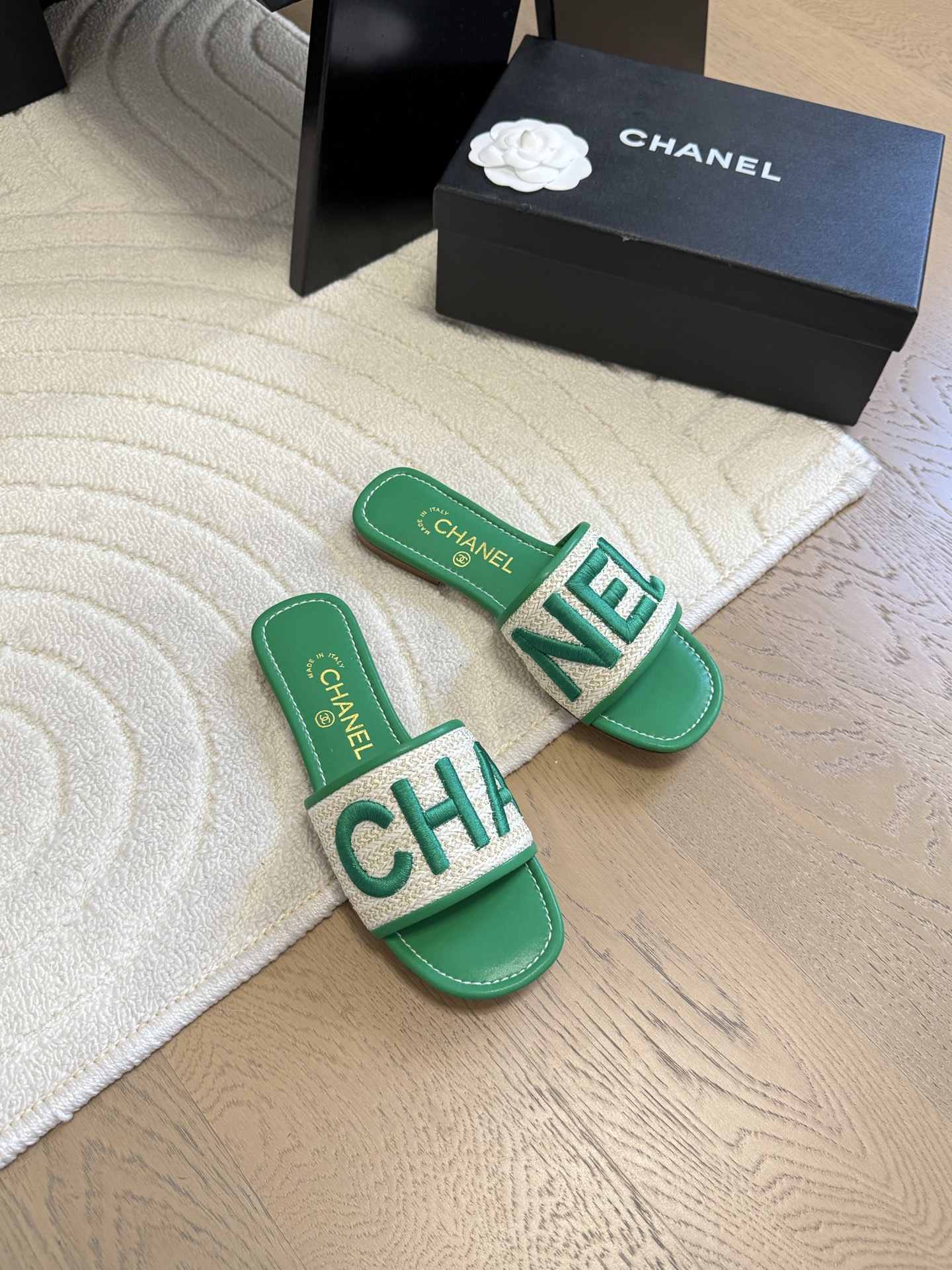 NO:424567,Chanel 25K new letter slippers, sheepskin woven surface, inner sheepskin, genuine leather outsole Size:35-39 Other sizes customized, slippers, chanel, slippers, sheepskin, Leather soles19860909Chanel 25K新款字母拖鞋 羊皮编织面 内里羊皮 真皮大底 Size:35-39 其他码数定做,拖鞋,chanel,slippers,sheepskin,Leather soles,Women's Shoes