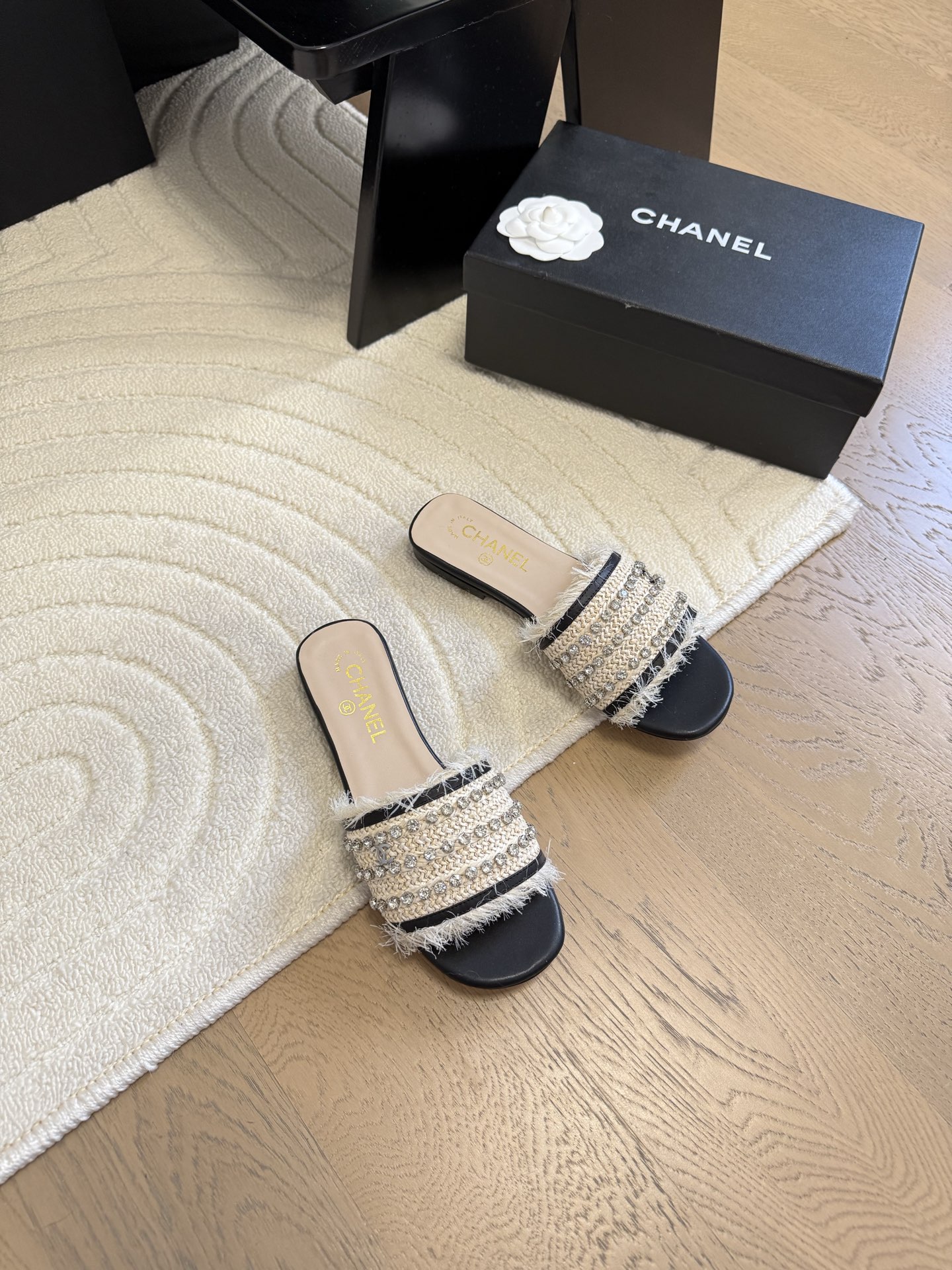 NO:424577,Chanel 25C new slippers, spring and summer main style, super exciting style. A must-have item for travel, it looks good no matter how you wear it. Upper mesh, inner sheepskin, genuine leather sole Size:35-39 40 41 42 Custom made, slippers, chanel, slippers, sheepskin19860909Chanel 25C新款拖鞋 春夏主季打款,超爆级款的节奏. 出行必单备品,随意搭配么怎穿都好看. 鞋面网纱面 内里羊皮 真皮底 Size:35-39 40 41 42定做,拖鞋,chanel,slippers,sheepskin,Women's Shoes