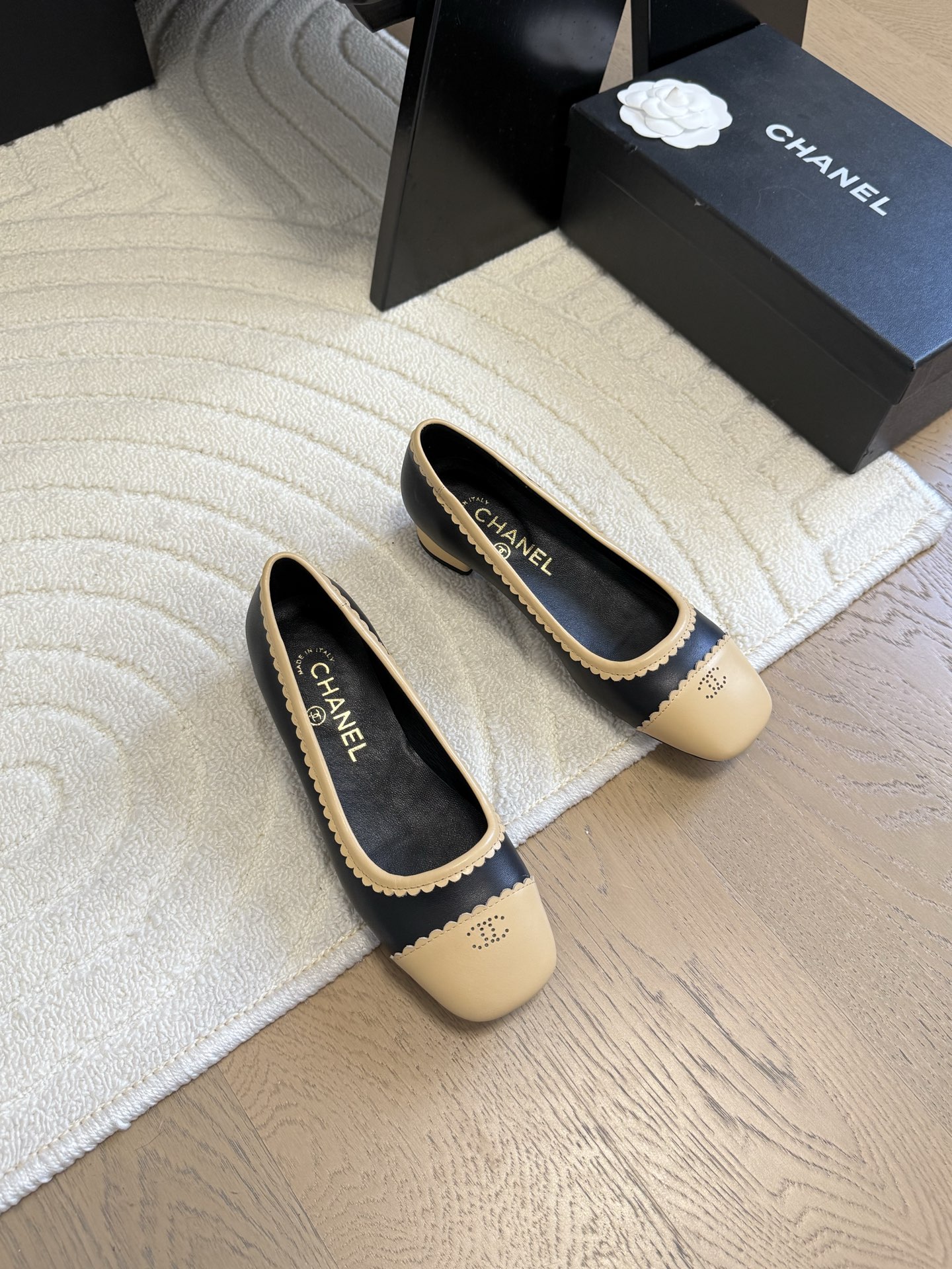 NO:424620,Chanel 25C new lace side shoes, original 1:1 replica, classic among classics, whether paired with pants or skirts, the small round head design is very good to modify the foot shape, a must-have for little fairies!  The upper is made of imported calfskin, top-grade mixed-bred sheepskin inside, original outsole, size 35-39 (customized by 40/41), single shoes, chanel, skirts, cowhide, sheepskin19860909Chanel 25C新品蕾丝边单鞋 原版1:1复刻 经典中的经典 无论搭配裤装还是裙装都是完美 小圆头的设计很好的修饰脚型 小仙女们必备！ 鞋面采用进口小牛皮 内里顶级混种羊皮 原版大底 码数 35-39（40/41定制）,单鞋,chanel,skirts,cowhide,sheepskin,Women's Shoes