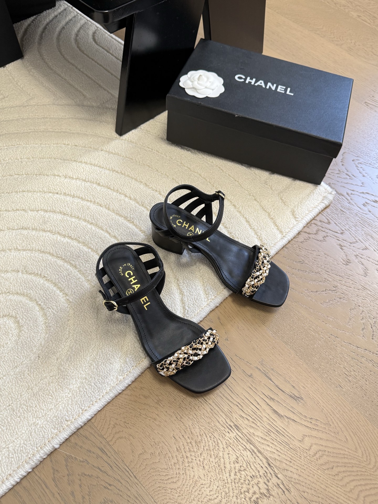 NO:424602,Chanel 25C new chain sandals are simple but not simple, and the feet are particularly thin. Customized upper surface, inner foot pad sheepskin, thickened leather soles. Size: 35-39 Other sizes customized, sandals, chanel, sandals, sheepskin, Leather soles19860909Chanel 25C新款链条凉鞋 简约而不简单的款,上脚特别显脚细. 鞋面定制面,内里垫脚羊皮,加厚真皮大底. Size:35-39 其它码数定做,凉鞋,chanel,sandals,sheepskin,Leather soles,Women's Shoes