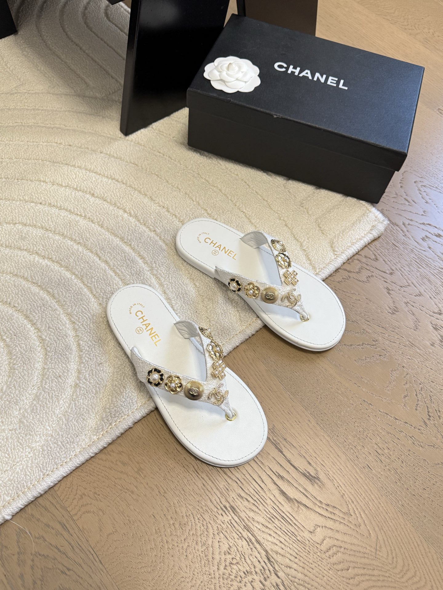 NO:424592,Chanel 25P new foot-clip flip flops!  This series is really amazing. How could it be so beautiful!  Summer is really invincible with salt and sweet~ The upper is imported Nibu, the inner is lambskin, genuine leather outsole, size 35-39 (customized by 40/41), split-toed shoes, chanel, slippers, sheepskin, Leather soles19860909Chanel 25P新品夹脚人字拖鞋！ 这一系列这真的是绝了 怎么会这么美！ 夏天真的是无敌搭配可盐可甜～ 鞋面采用进口妮布 内里是小羊皮 真皮大底 码数35-39（40/41定制）,分趾鞋,chanel,slippers,sheepskin,Leather soles,Women's Shoes