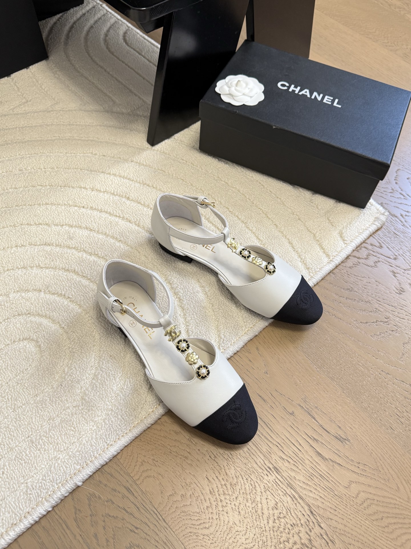 NO:424534,Chanel 25C Early Spring Mary Jane Single Shoes Shoes This season’s shoes are great!  The pure black Mary Jane is very comfortable on her feet and the upper is soft, so you don’t have to worry about getting your feet worn. The rabbit ears are also cute, and the black and white color combination and black cloth look very good. The upper cowhide inner sheepskin leather outsole Size: 35-39 Other sizes customized, sandals, chanel, sandals, mary jane, cowhide, sheepskin, Leather soles19860909Chanel 25C早春玛丽珍单鞋 这一季的鞋子都很棒耶！ 纯黑色玛丽珍上脚很舒服鞋面皮质也很软,不用担心会磨脚.兔耳朵也好可爱,黑白拼色和黑色布面都很好看. 鞋面牛皮 内里羊皮 真皮大底 Size:35-39 其它码数定做,凉鞋,chanel,sandals,mary jane,cowhide,sheepskin,Leather soles,Women's Shoes