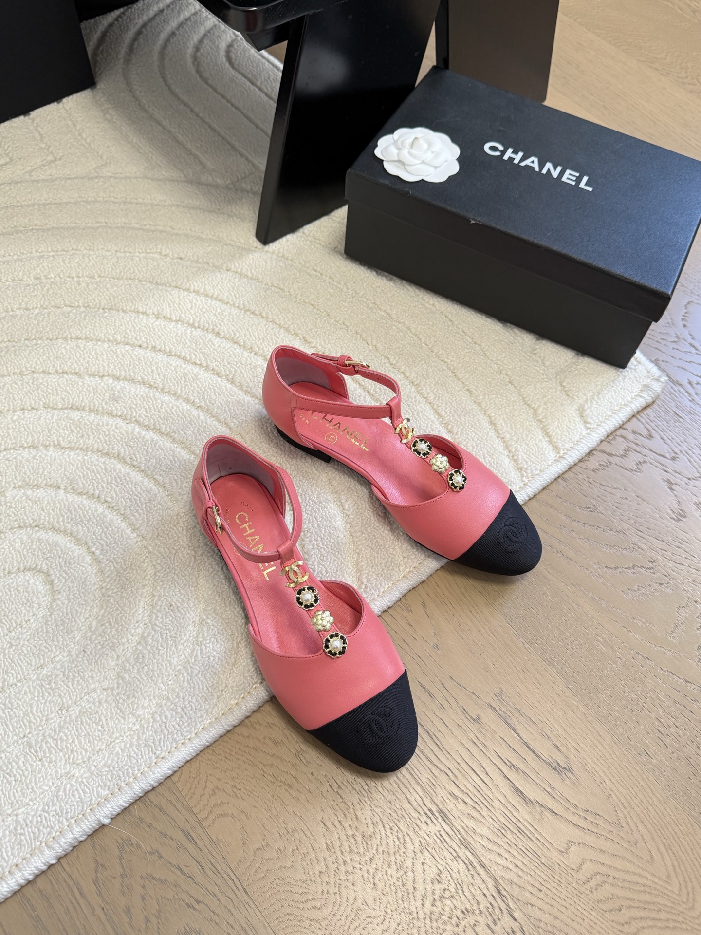 NO:424548,Chanel 25C Early Spring Mary Jane Single Shoes Shoes This season’s shoes are great!  The pure black Mary Jane is very comfortable on her feet and the upper is soft, so you don’t have to worry about getting your feet worn. The rabbit ears are also cute, and the black and white color combination and black cloth look very good. The upper cowhide inner sheepskin leather outsole Size: 35-39 Other sizes customized, sandals, chanel, sandals, mary jane, cowhide, sheepskin, Leather soles19860909Chanel 25C早春玛丽珍单鞋 这一季的鞋子都很棒耶！ 纯黑色玛丽珍上脚很舒服鞋面皮质也很软,不用担心会磨脚.兔耳朵也好可爱,黑白拼色和黑色布面都很好看. 鞋面牛皮 内里羊皮 真皮大底 Size:35-39 其它码数定做,凉鞋,chanel,sandals,mary jane,cowhide,sheepskin,Leather soles,Women's Shoes