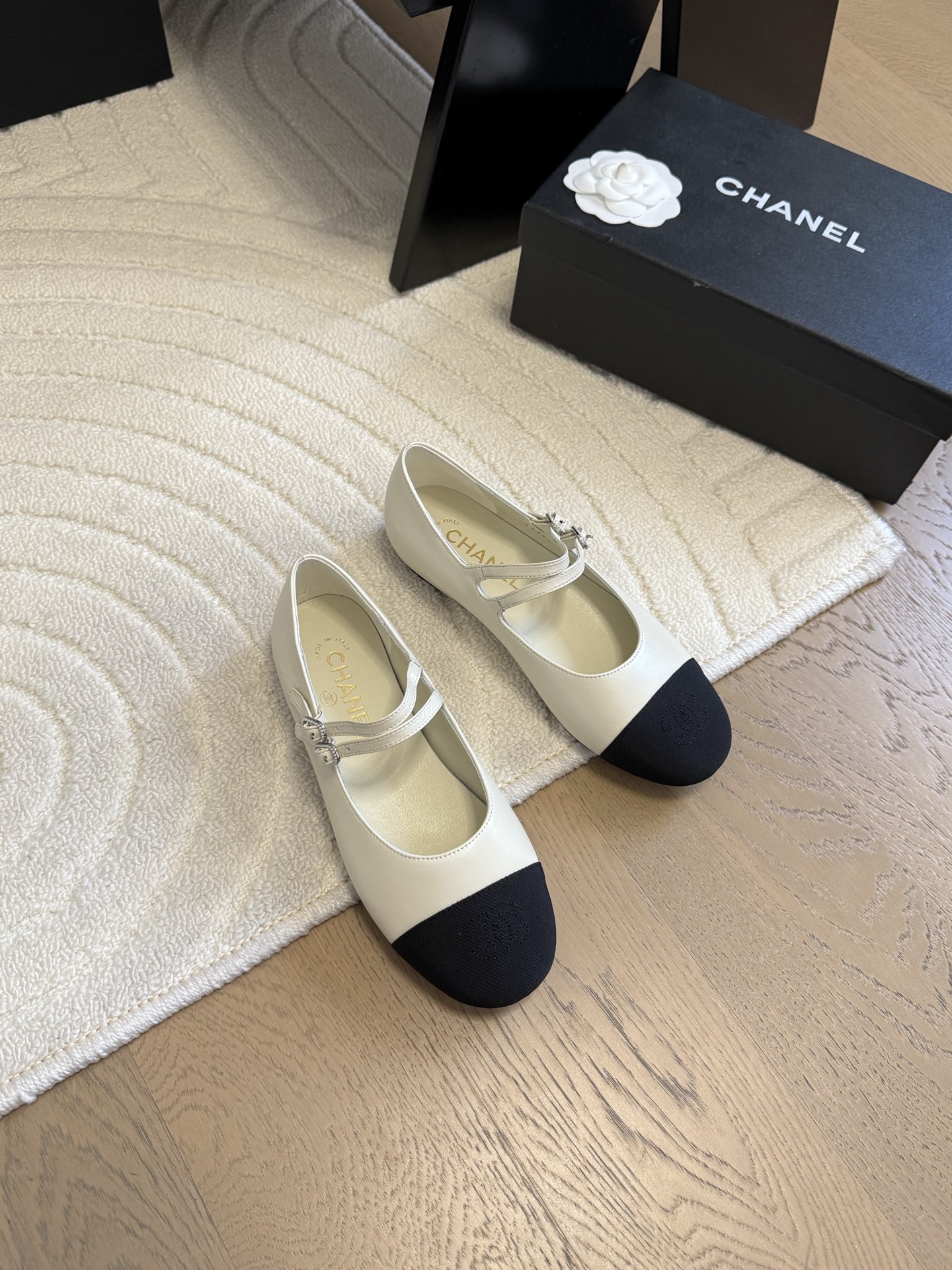 NO:424571,Chanel Early Spring Mary Jane Single Shoes Shoes This season’s shoes are great!  The pure black Mary Jane is very comfortable on her feet and the upper is soft, so you don’t have to worry about getting your feet worn. The rabbit ears are also cute, and the black and white color combination and black cloth look very good. The upper cowhide inner sheepskin leather outsole Size: 35-39 Other sizes are customized, Mary Jane, chanel, mary jane, cowhide, sheepskin, Leather soles19860909Chanel 早春玛丽珍单鞋 这一季的鞋子都很棒耶！ 纯黑色玛丽珍上脚很舒服鞋面皮质也很软,不用担心会磨脚.兔耳朵也好可爱,黑白拼色和黑色布面都很好看. 鞋面牛皮 内里羊皮 真皮大底 Size:35-39 其它码数定做,玛丽珍,chanel,mary jane,cowhide,sheepskin,Leather soles,Women's Shoes