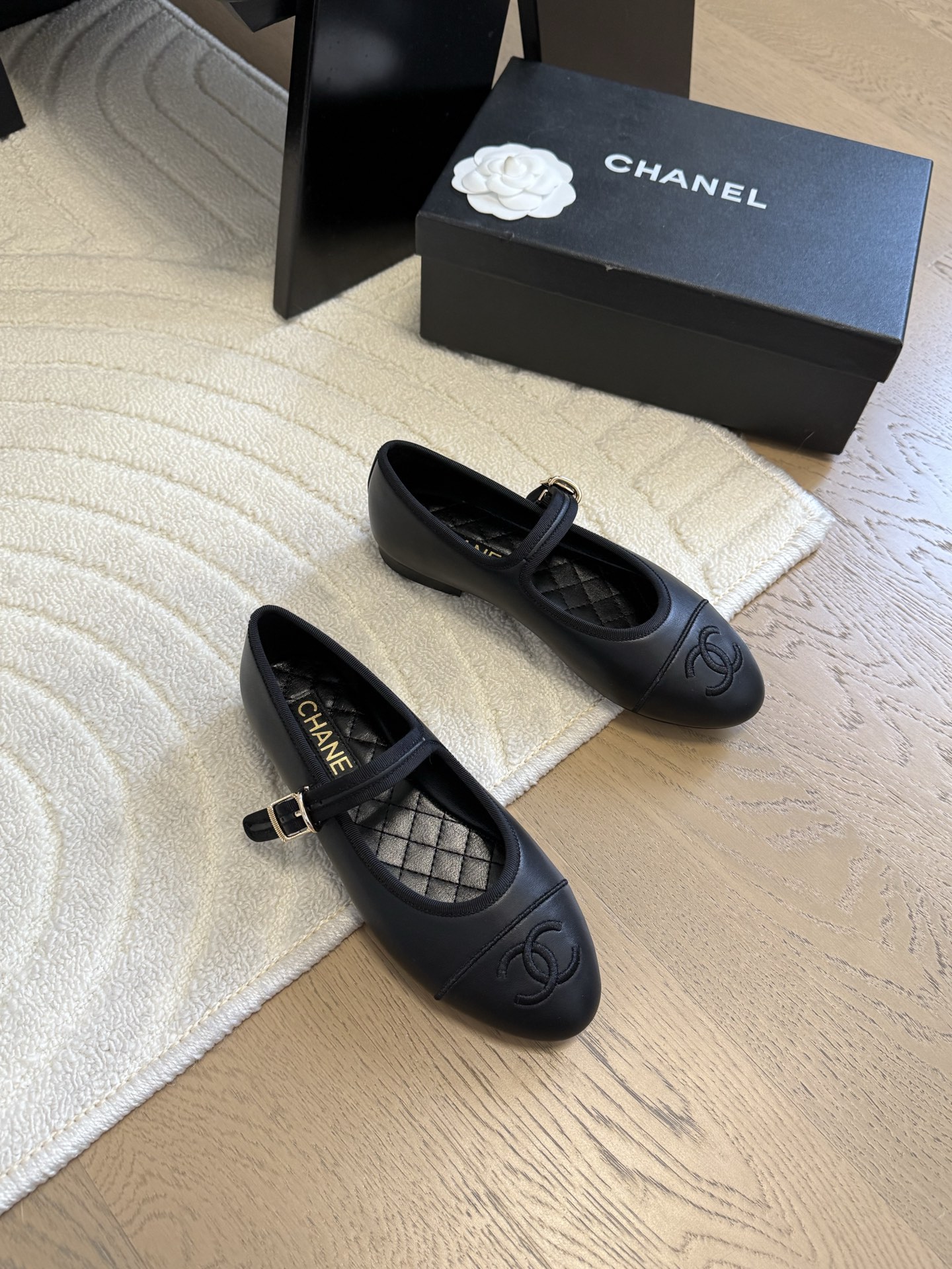 NO:224831,Crack Chanel 25C Early Spring Mary Jane Single Shoes This season's shoes are great!  The pure black Mary Jane is very comfortable on her feet and the upper is soft, so you don’t have to worry about getting your feet worn. The rabbit ears are also cute, and the black and white color combination and black cloth look very good. The upper cowhide inner sheepskin leather outsole Size: 35-39 Other sizes customized, ballet shoes, chanel, mary jane, cowhide, sheepskin, Leather soles19860909批 Chanel 25C早春玛丽珍单鞋 这一季的鞋子都很棒耶！ 纯黑色玛丽珍上脚很舒服鞋面皮质也很软,不用担心会磨脚.兔耳朵也好可爱,黑白拼色和黑色布面都很好看. 鞋面牛皮 内里羊皮 真皮大底 Size:35-39 其它码数定做,芭蕾舞鞋,chanel,mary jane,cowhide,sheepskin,Leather soles,Women's Shoes