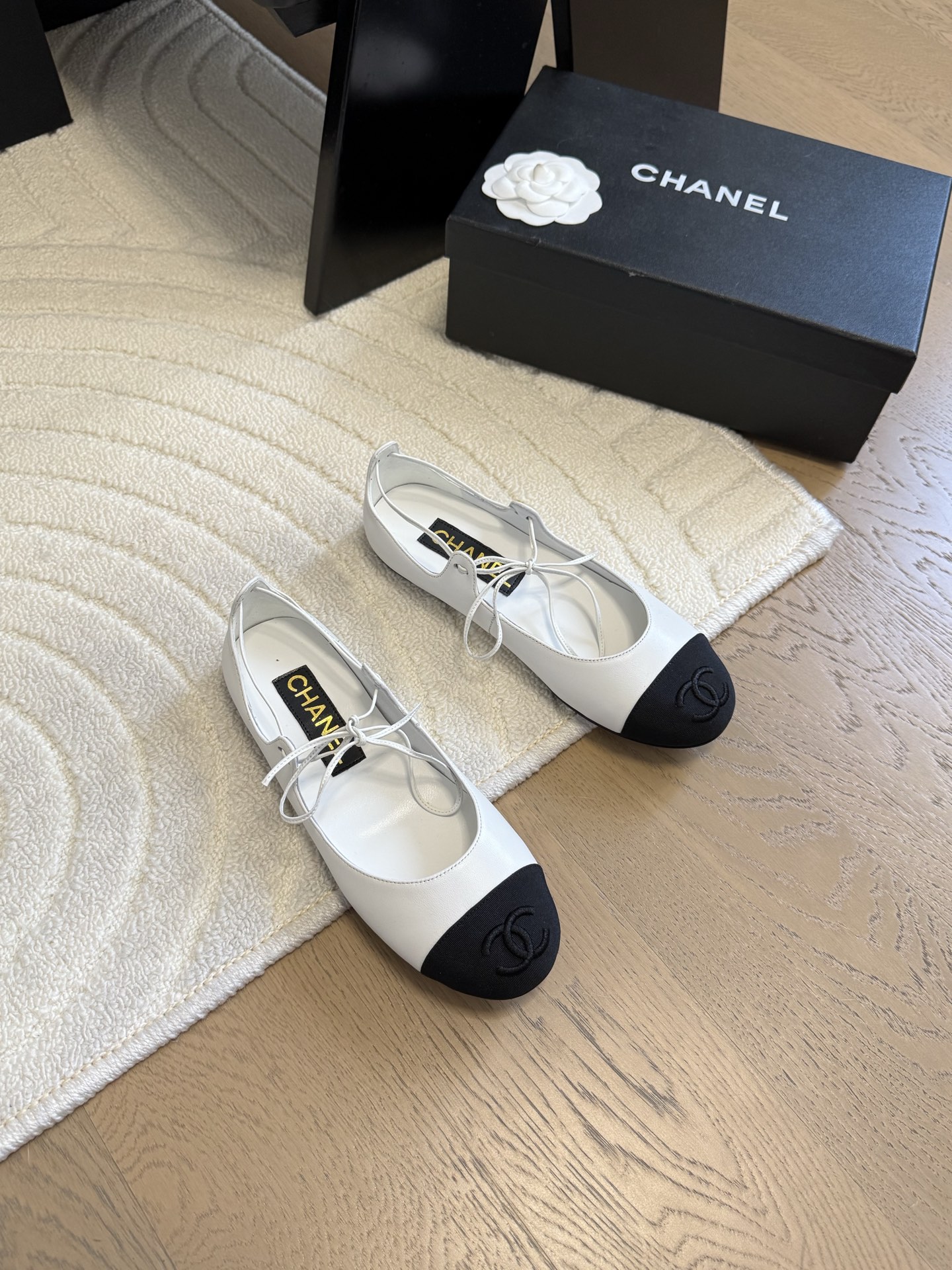 NO:424582,Chanel 25C Early Spring Mary Jane Single Shoes Shoes This season’s shoes are great!  The pure black Mary Jane is very comfortable on her feet and the upper is soft, so you don’t have to worry about getting your feet worn. The rabbit ears are also cute, and the black and white color combination and black cloth look very good. The upper cowhide inner sheepskin leather outsole Size: 35-39 Other sizes are customized, Mary Jane, chanel, mary jane, cowhide, sheepskin, Leather soles19860909Chanel 25C早春玛丽珍单鞋 这一季的鞋子都很棒耶！ 纯黑色玛丽珍上脚很舒服鞋面皮质也很软,不用担心会磨脚.兔耳朵也好可爱,黑白拼色和黑色布面都很好看. 鞋面牛皮 内里羊皮 真皮大底 Size:35-39 其它码数定做,玛丽珍,chanel,mary jane,cowhide,sheepskin,Leather soles,Women's Shoes