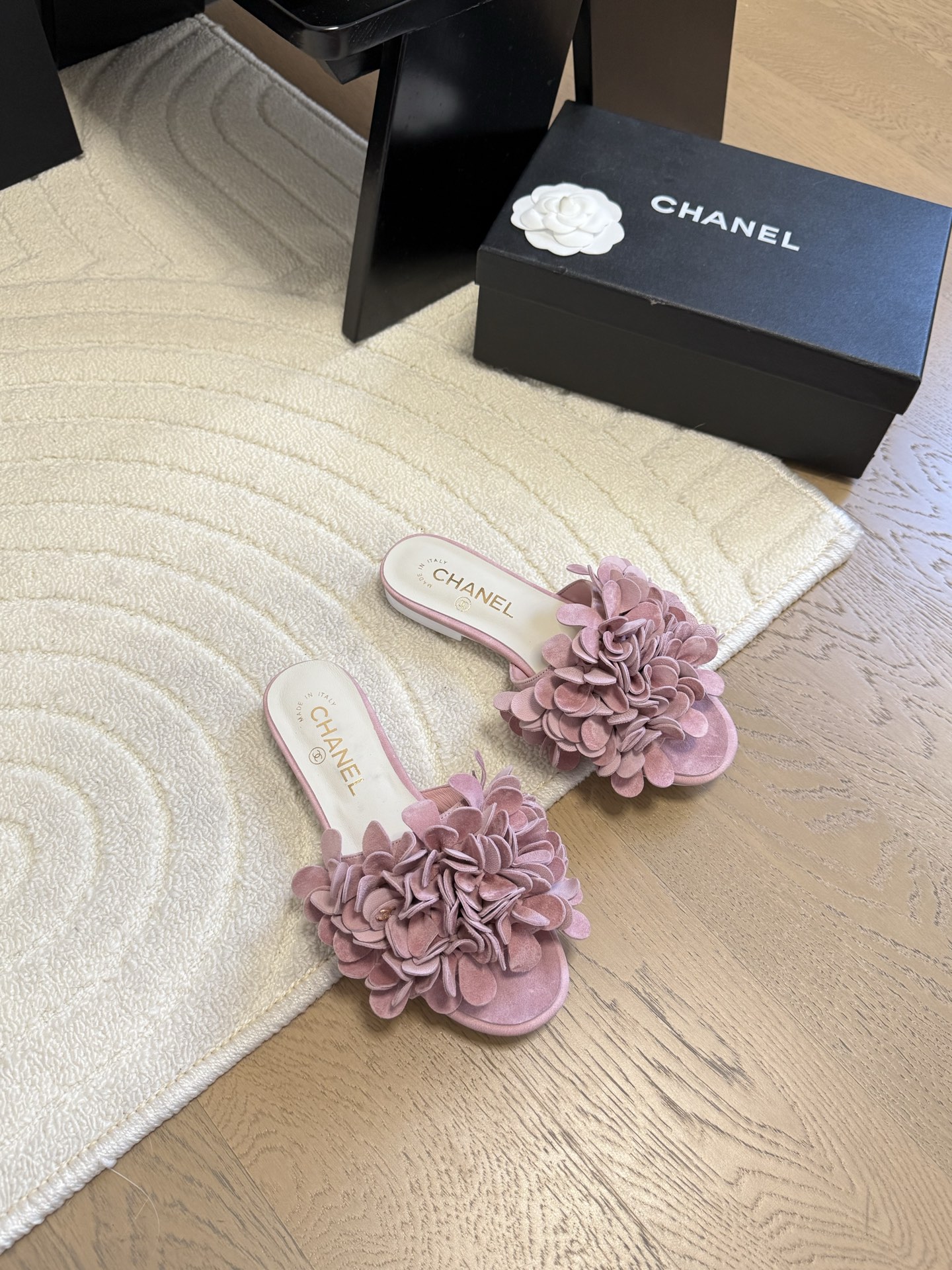 NO:424560,Chanel 25P new camellia slippers. Each exquisite flower has a small crystal flower core embellishment. I would like to call it the hydrangeas. The difference between this season's Mary Jane shoes is very unique and fairy. The half-hollowed lace-up design is small and playful and invincible. The white lace-up is very beautiful and girlish. The upper inside the upper and the leather outsole. Size: 35-39 40 Custom made non-return and exchange, slippers, chanel, mary jane, slippers, sheepskin, Leather soles19860909Chanel 25P新款山茶花拖鞋 精致的花朵每一朵都有小水晶花芯儿点缀我愿叫它星星点点的绣球花很别致又很仙女 这一季的玛丽珍鞋子区别与以前半镂空的系带设计小俏皮又无敌舒适 白色系奶乎乎穿起来很乖的少女感 鞋面内里羊皮 真皮大底 Size:35-39 40定做不退换,拖鞋,chanel,mary jane,slippers,sheepskin,Leather soles,Women's Shoes