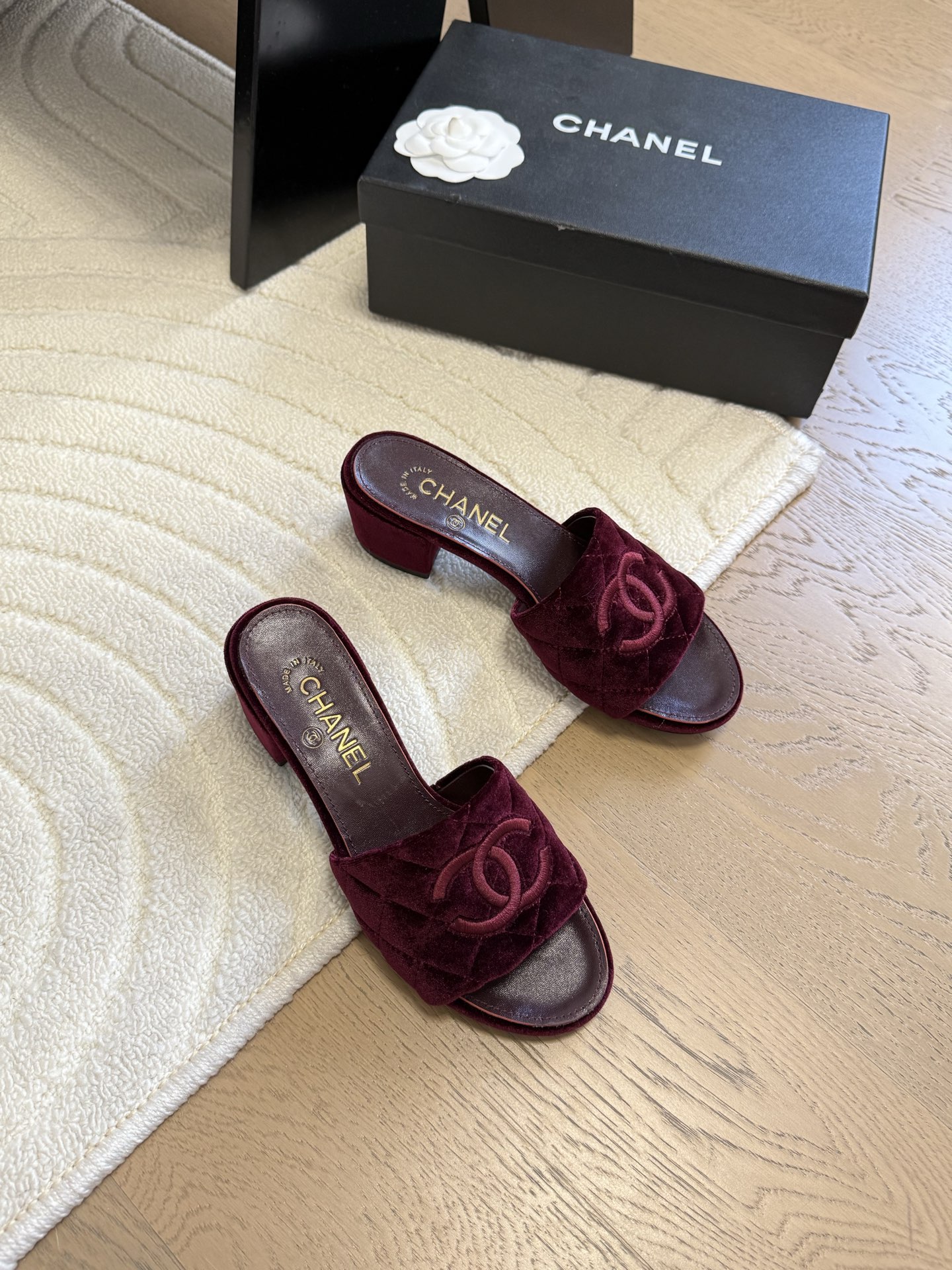 NO:424522,Chanel 25K new double C slippers, sheepskin woven surface, inner sheepskin, genuine leather soles Size:35-39 Other sizes customized, slippers, chanel, slippers, sheepskin, Leather soles19860909Chanel 25K新款双C拖鞋 羊皮编织面 内里羊皮 真皮大底 Size:35-39 其他码数定做,拖鞋,chanel,slippers,sheepskin,Leather soles,Women's Shoes