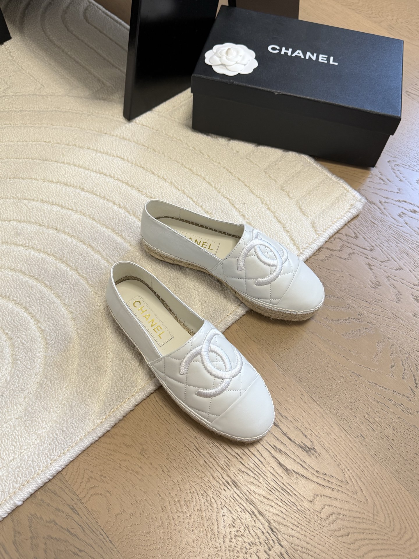 NO:224740,I’m not introducing the quality of Chanel fisherman shoes. I know what I’ve got!  Original custom upper, and my outsole is the original translucent outsole, the opaque outsole is wrong, the full set of genuine packaging size35-40 running volume, fisherman shoes, chanel, espadrilles19860909批 Chanel 渔夫鞋 我家的渔夫鞋质量不多介绍了哈,拿过的都知道！原版定制的鞋面,并且我家的大底是原版半透明大底,不透明的大底是不对版的,全套正品包装 size35-40 跑量价,渔夫鞋,chanel,espadrilles,Women's Shoes