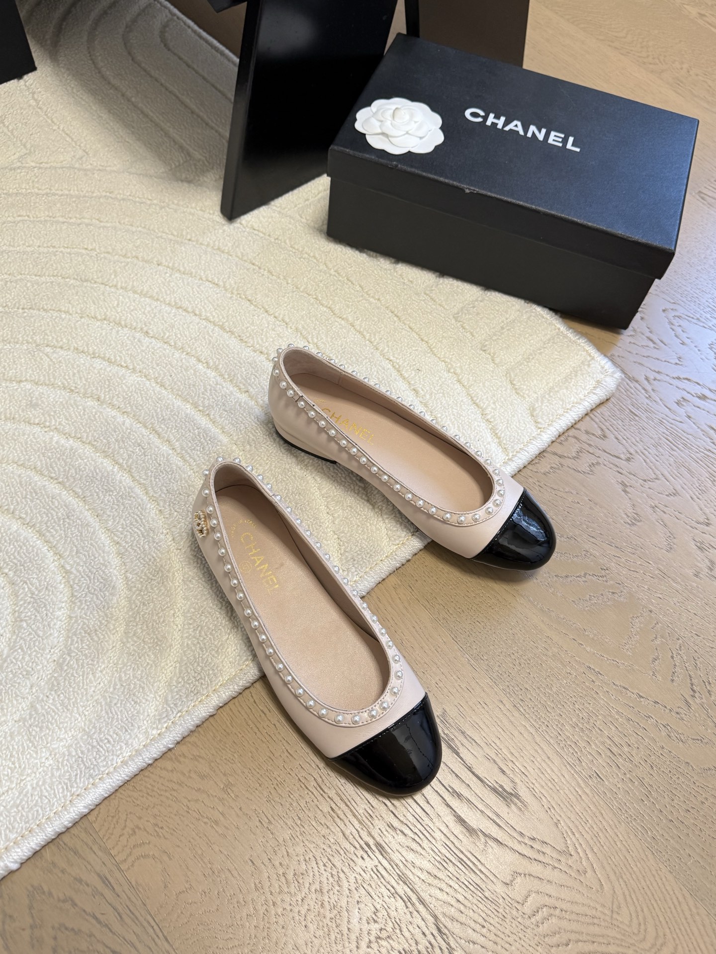 NO:424511,Chanel25C Early Spring Pearl Mary Jane Series Simple yet sweet and playful!  The classic color combination of the toe is simple and easy to match, and it is more heeled with a strap. Inner sheepskin leather outsole Size: 35-39 Customized for other sizes, Mary Jane, Chanel, Mary jane, sheepskin, Leather soles19860909Chanel25C早春珍珠玛丽珍系列 简约又不失甜美俏皮！ 鞋头经典拼色简约易搭,搭配一字带更加跟脚. 内里羊皮 真皮大底 Size:35-39 其他码数定做,玛丽珍,chanel,mary jane,sheepskin,Leather soles,Women's Shoes