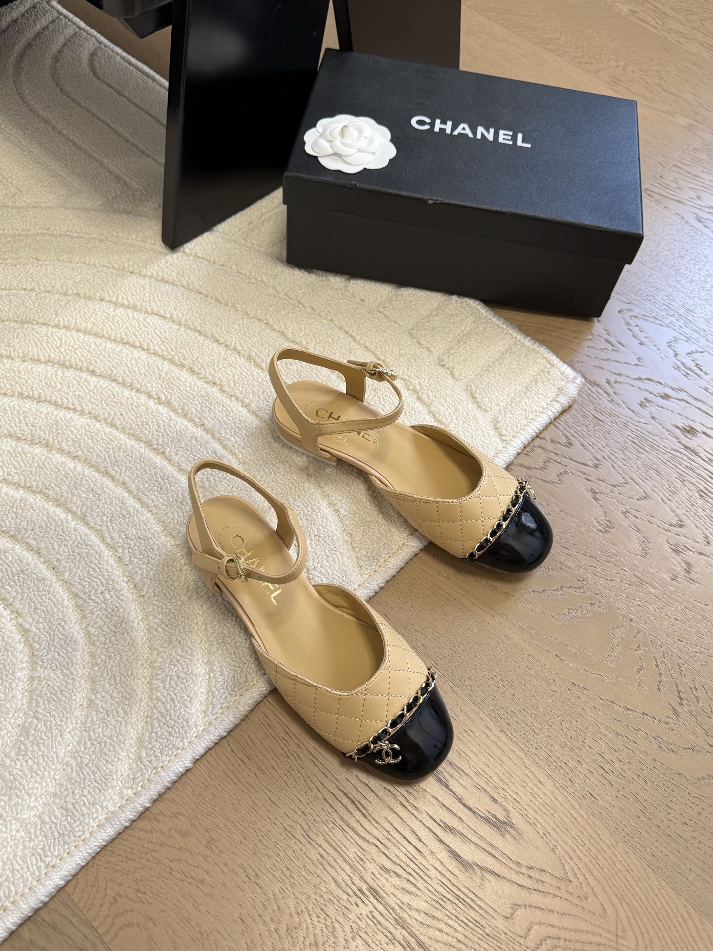 NO:424502,Chanel 25C Early Spring Mary Jane Single Shoes Shoes This season’s shoes are great!  The pure black Mary Jane is very comfortable on her feet and the upper is soft, so you don’t have to worry about getting your feet worn. The rabbit ears are also cute, and the black and white color combination and black cloth look very good. The upper cowhide inner sheepskin leather outsole Size: 35-39 Other sizes are customized, Mary Jane, chanel, mary jane, cowhide, sheepskin, Leather soles19860909Chanel 25C早春玛丽珍单鞋 这一季的鞋子都很棒耶！ 纯黑色玛丽珍上脚很舒服鞋面皮质也很软,不用担心会磨脚.兔耳朵也好可爱,黑白拼色和黑色布面都很好看. 鞋面牛皮 内里羊皮 真皮大底 Size:35-39 其它码数定做,玛丽珍,chanel,mary jane,cowhide,sheepskin,Leather soles,Women's Shoes