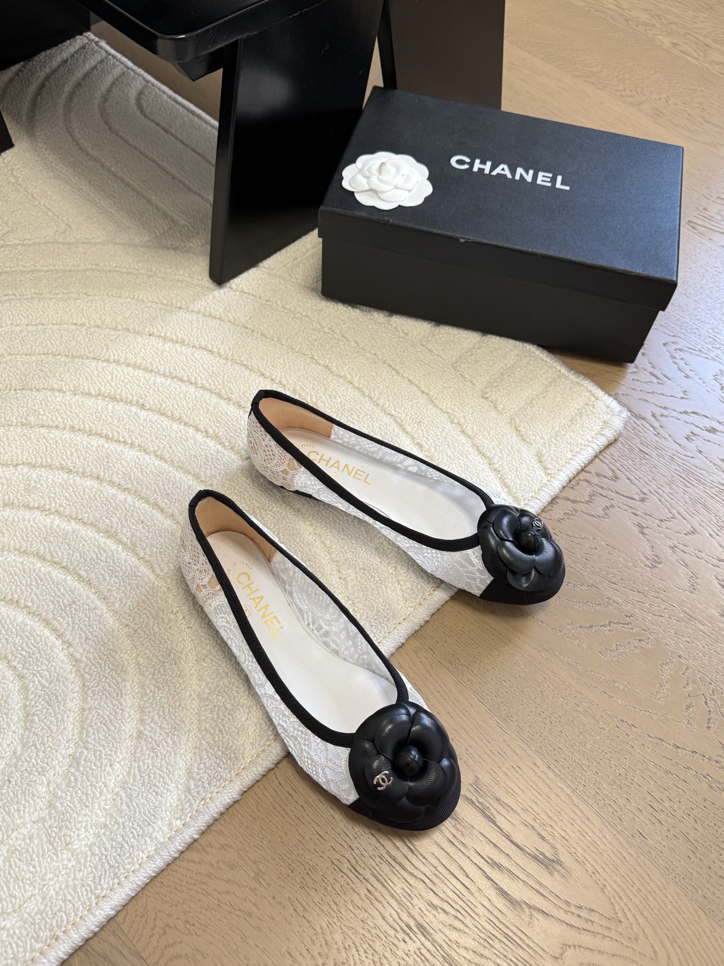 NO:424492,Chanel 25S lace ballet shoes original 1:1 replica classics. It is perfect for pairing with pants and skirts. The small round head design is very good to modify the foot shape, a must-have for little fairies!  Heel height 2.5cm Size 35-41 (40 custom made without return), ballet shoes, chanel, skirts19860909Chanel 25S蕾丝芭蕾舞鞋 原版1:1复刻 经典中的经典 无论搭配裤装还是裙装都是完美 小圆头的设计很好的修饰脚型 ,小仙女们必备！ 跟高2.5cm 码数 35-41（40定制不退换),芭蕾舞鞋,chanel,skirts,Women's Shoes