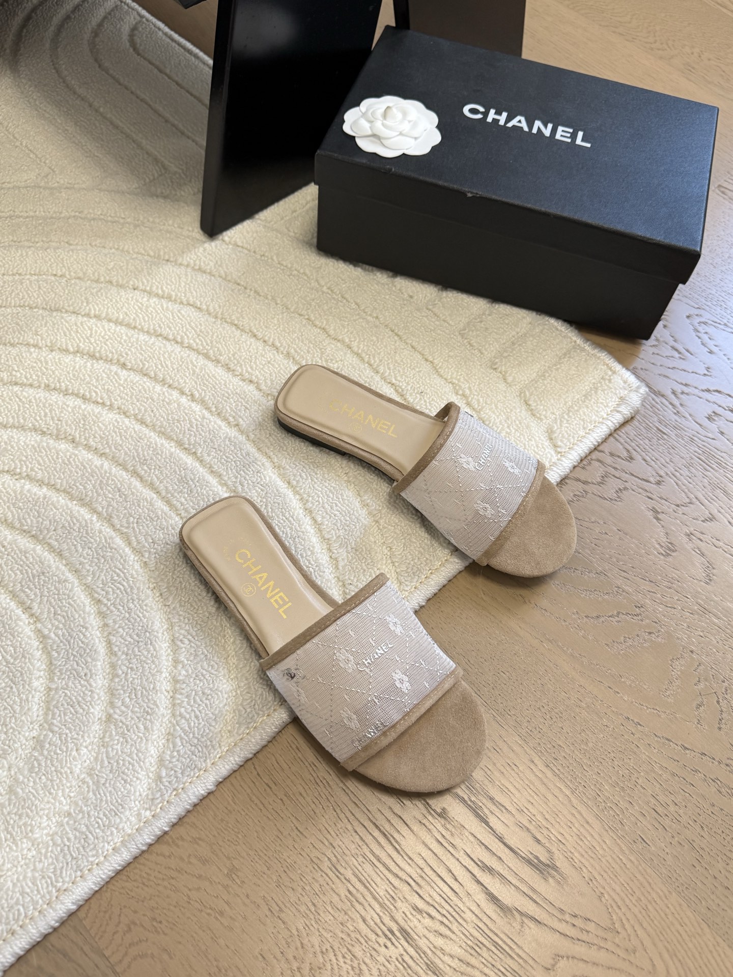 NO:424482,Chanel top quality thick-soled sponge cake casual shoes Recommended upper cowhide, casual and versatile, thick sole height increases by 5cm, sheepskin footbed, original PTU rubber combination sole!  Wear-resistant and non-slip, invincible temperament on the feet, super comfortable Size: 35-40, slippers, chanel, slippers, cowhide, sheepskin19860909Chanel 顶级品质厚底松糕休闲鞋 推荐款鞋面牛皮 休闲又百搭 厚底内增高5cm 羊皮垫脚 原版PTU橡胶组合大底！耐穿防滑 上脚无敌气质 超舒适  Size:35-40,拖鞋,chanel,slippers,cowhide,sheepskin,Women's Shoes