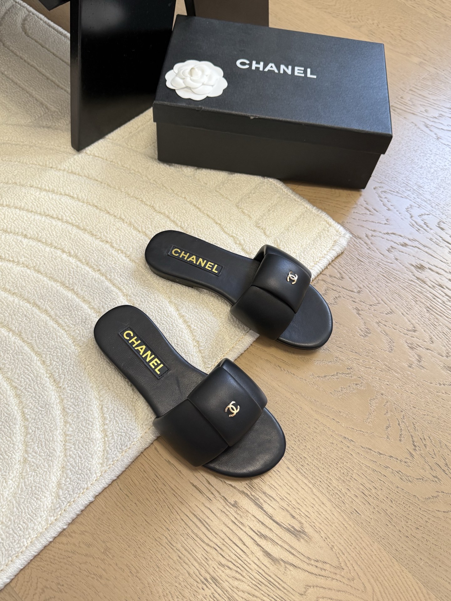 NO:252912,Chanel 25K new double C slippers, sheepskin woven surface, inner sheepskin, genuine leather soles Size:35-39 Other sizes customized, slippers, chanel, slippers, sheepskin, Leather soles19860909Chanel 25K新款双C拖鞋 羊皮编织面 内里羊皮 真皮大底 Size:35-39 其他码数定做,拖鞋,chanel,slippers,sheepskin,Leather soles,Women's Shoes