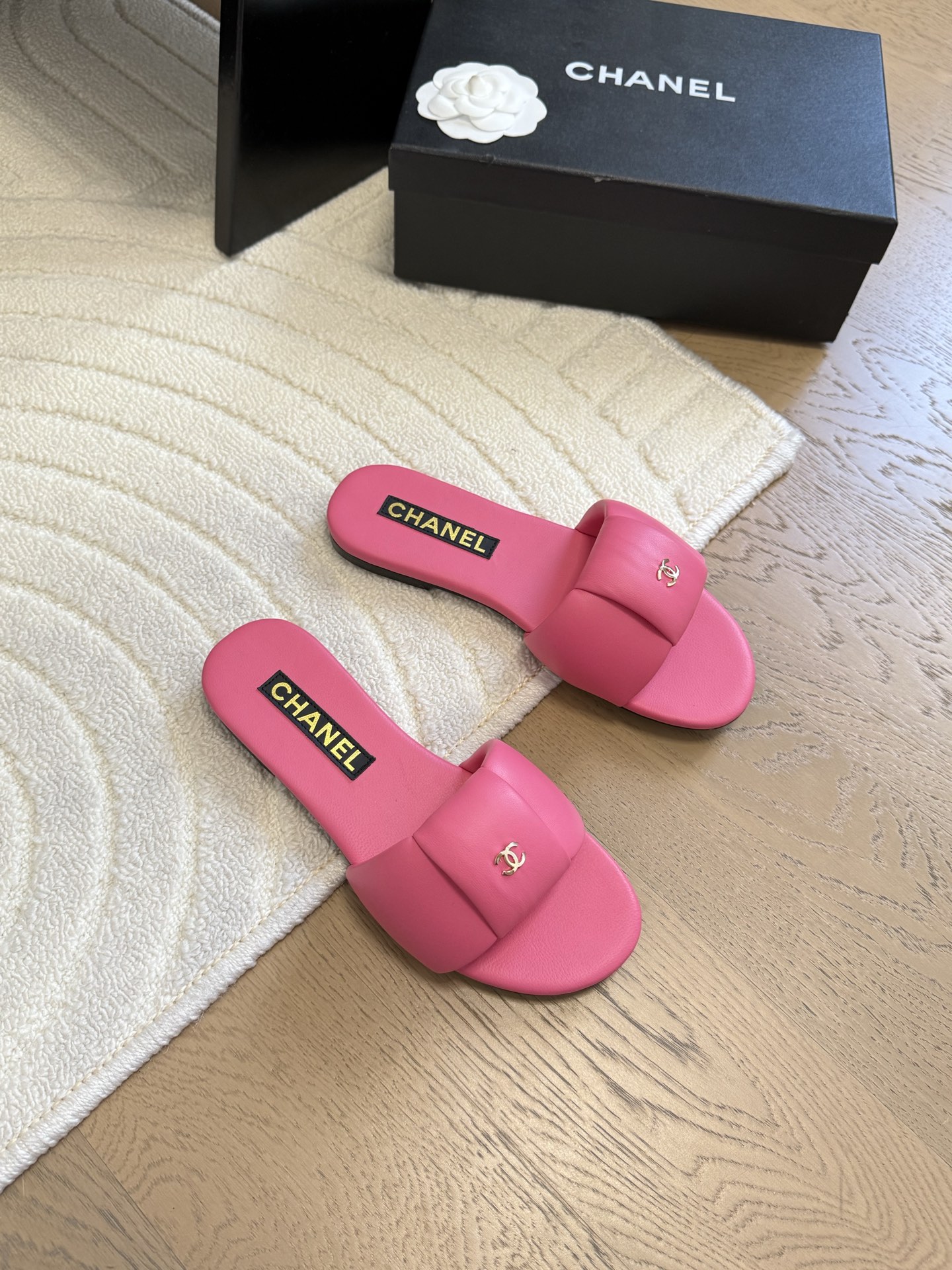 NO:424491,Chanel 25K new double C slippers, sheepskin woven surface, inner sheepskin, genuine leather soles Size:35-39 Other sizes customized, slippers, chanel, slippers, sheepskin, Leather soles19860909Chanel 25K新款双C拖鞋 羊皮编织面 内里羊皮 真皮大底 Size:35-39 其他码数定做,拖鞋,chanel,slippers,sheepskin,Leather soles,Women's Shoes