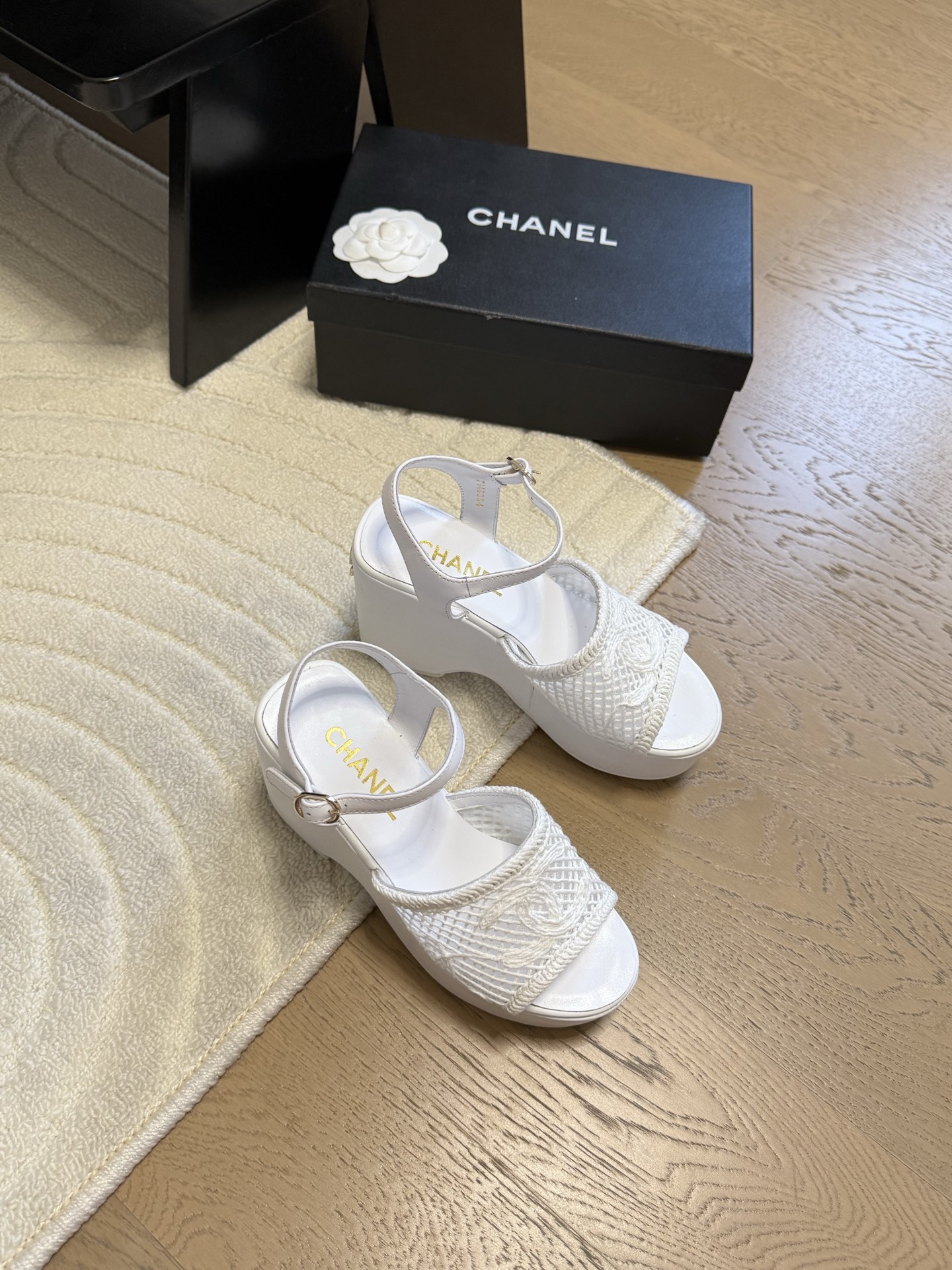 NO:424533,Chanel 25P showcase thick-soled waterproof platform sandals, new upper embroidery, waterproof platform 4.5cm, heel 10cm!  It's very stable after getting on!  Wearing a 2.8-meter-long inner foot padded sheepskin, original outsole. Size: 35-39 40 custom made, sandals, chanel, sandals, sheepskin19860909Chanel 25P秀款厚底防水台凉鞋 鞋面新版面刺绣,防水台4.5cm,后跟10cm！ 上脚后很稳！穿上立马两米八 内里垫脚羊皮,原版大底. Size:35-39 40定做,凉鞋,chanel,sandals,sheepskin,Women's Shoes