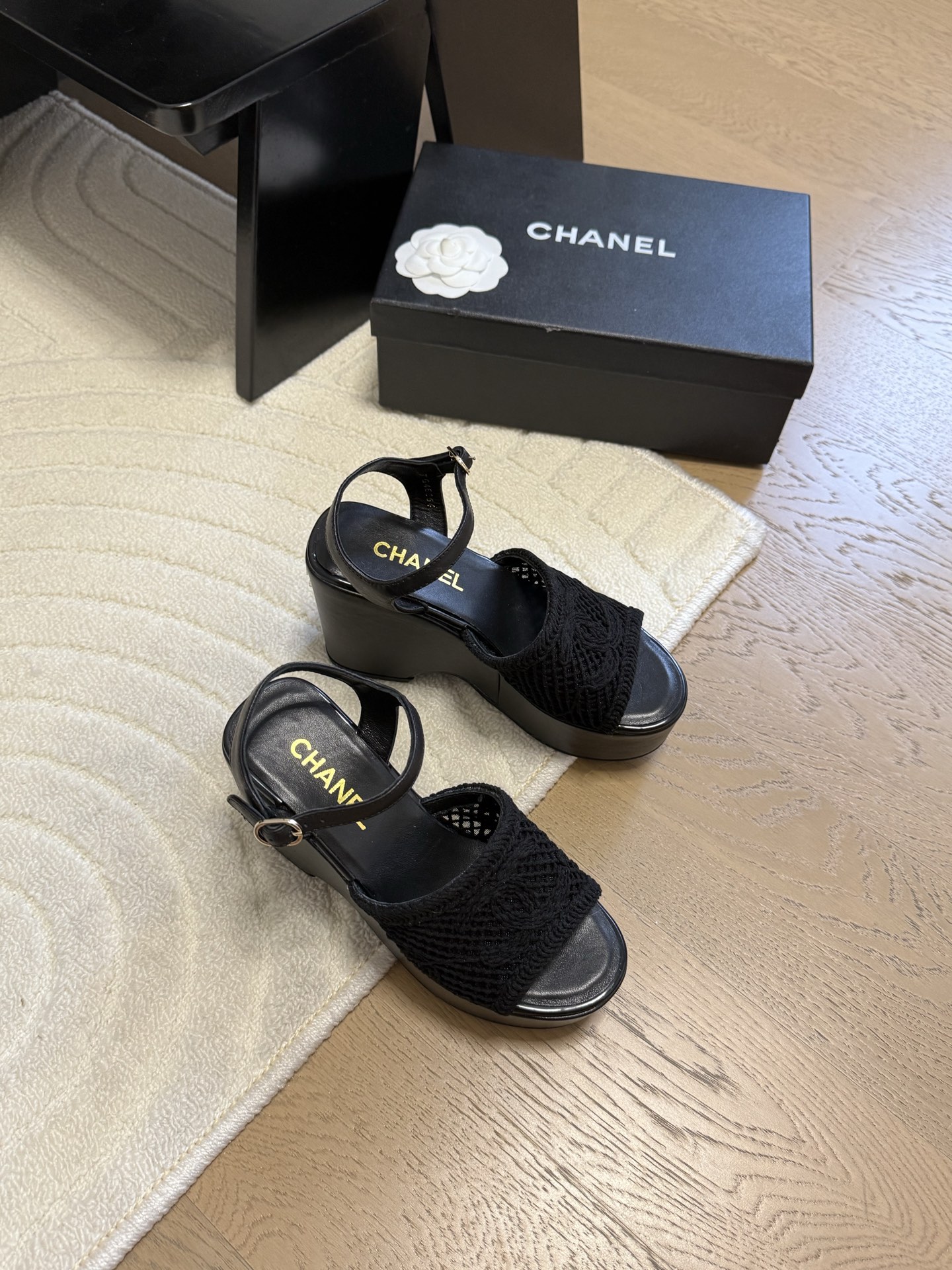 NO:424545,Chanel 25P Showcase Thick-soled Platform Sandals!  New embroidery on the upper, waterproof platform 4.5cm, heel 10cm!  It's very stable after getting on!  Wearing a 2.8-meter-long inner foot padded sheepskin, original outsole. Size: 35-39 40 custom made, sandals, chanel, sandals, sheepskin19860909Chanel 25P秀款厚底防水台凉鞋！ 鞋面新版面刺绣,防水台4.5cm,后跟10cm！ 上脚后很稳！穿上立马两米八 内里垫脚羊皮,原版大底. Size:35-39 40定做,凉鞋,chanel,sandals,sheepskin,Women's Shoes