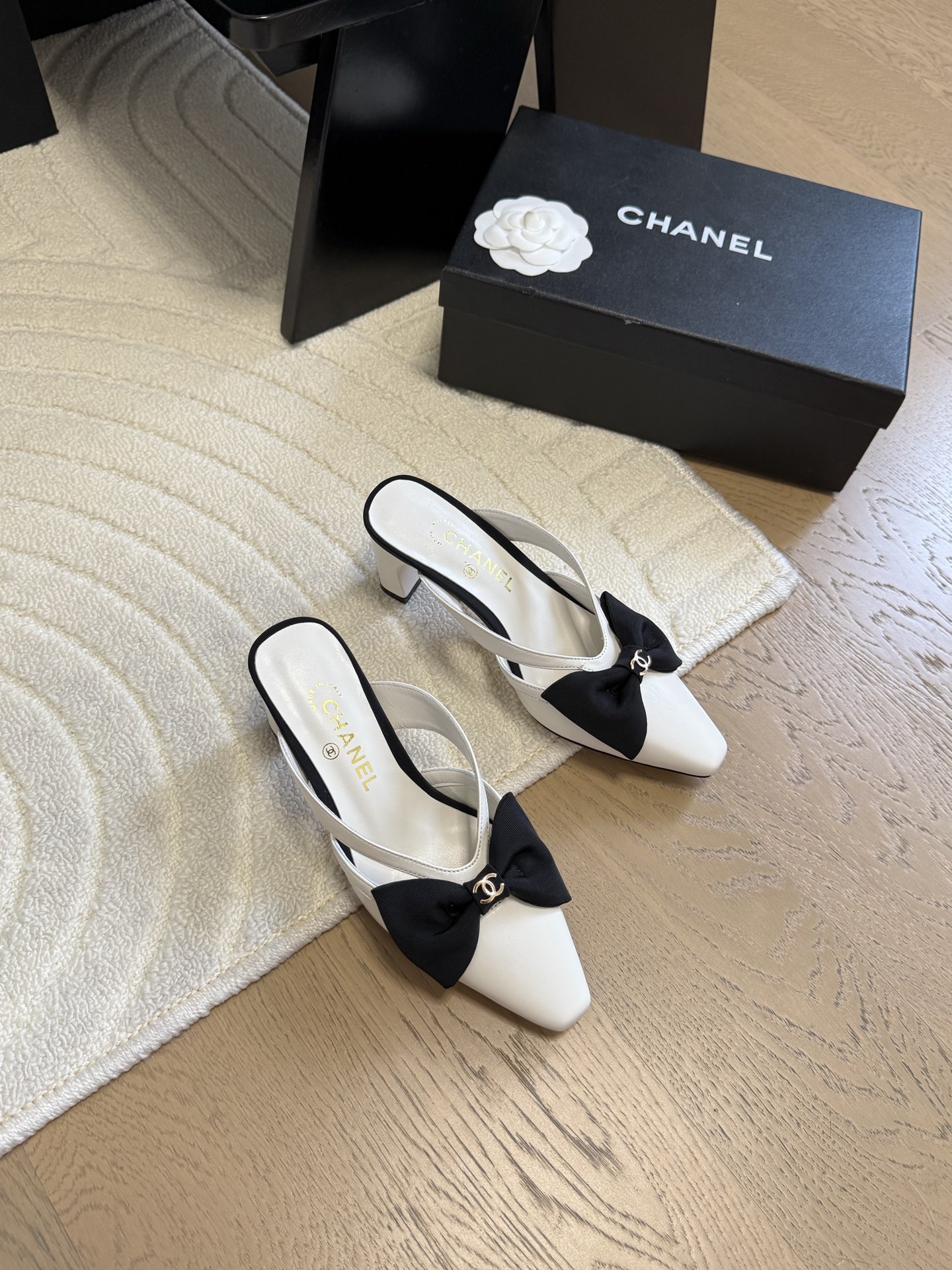 NO:424501,Chanel bow pointed toe high heel shoes. The beautiful Mary Jane series is hard not to love. Suede/paper leather inner sheepskin leather outsole. Original mold opening hardware. Size: 35-39. Other sizes customized, semi-torque, chanel, mary jane, sheepskin, chamois leather, Leather soles19860909Chanel蝴蝶结尖头高跟单鞋 绝美玛丽珍系列很难不爱 鞋面麂皮/漆皮 内里羊皮 真皮大底 原版开模五金 Size:35-39 其他码数定做,半拖,chanel,mary jane,sheepskin,chamois leather,Leather soles,Women's Shoes